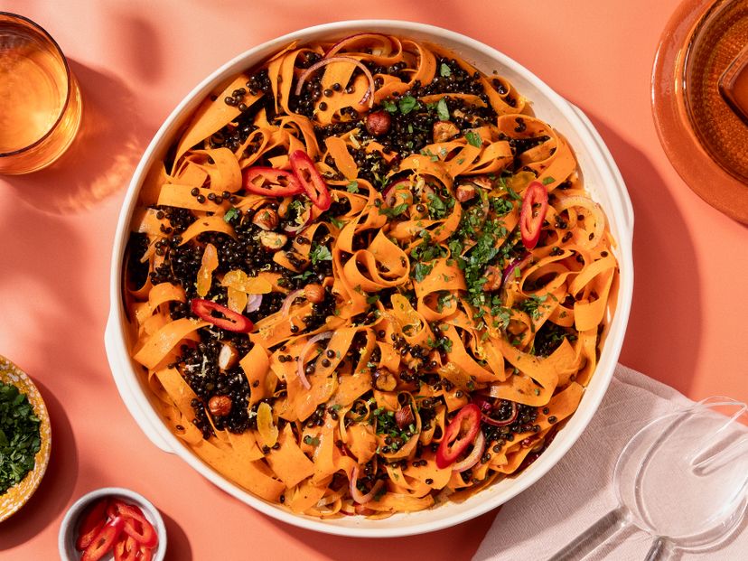 Würziger Karottensalat mit knusprigen Belugalinsen