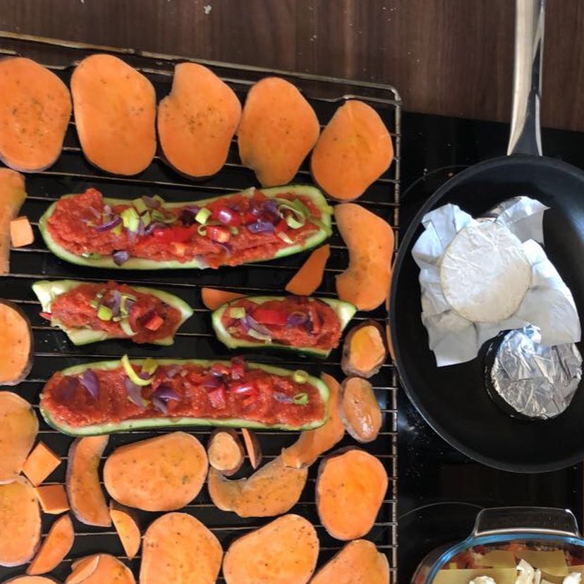 Gefüllte Zucchini (vegetarisch) & Süsskartoffeln & Käse