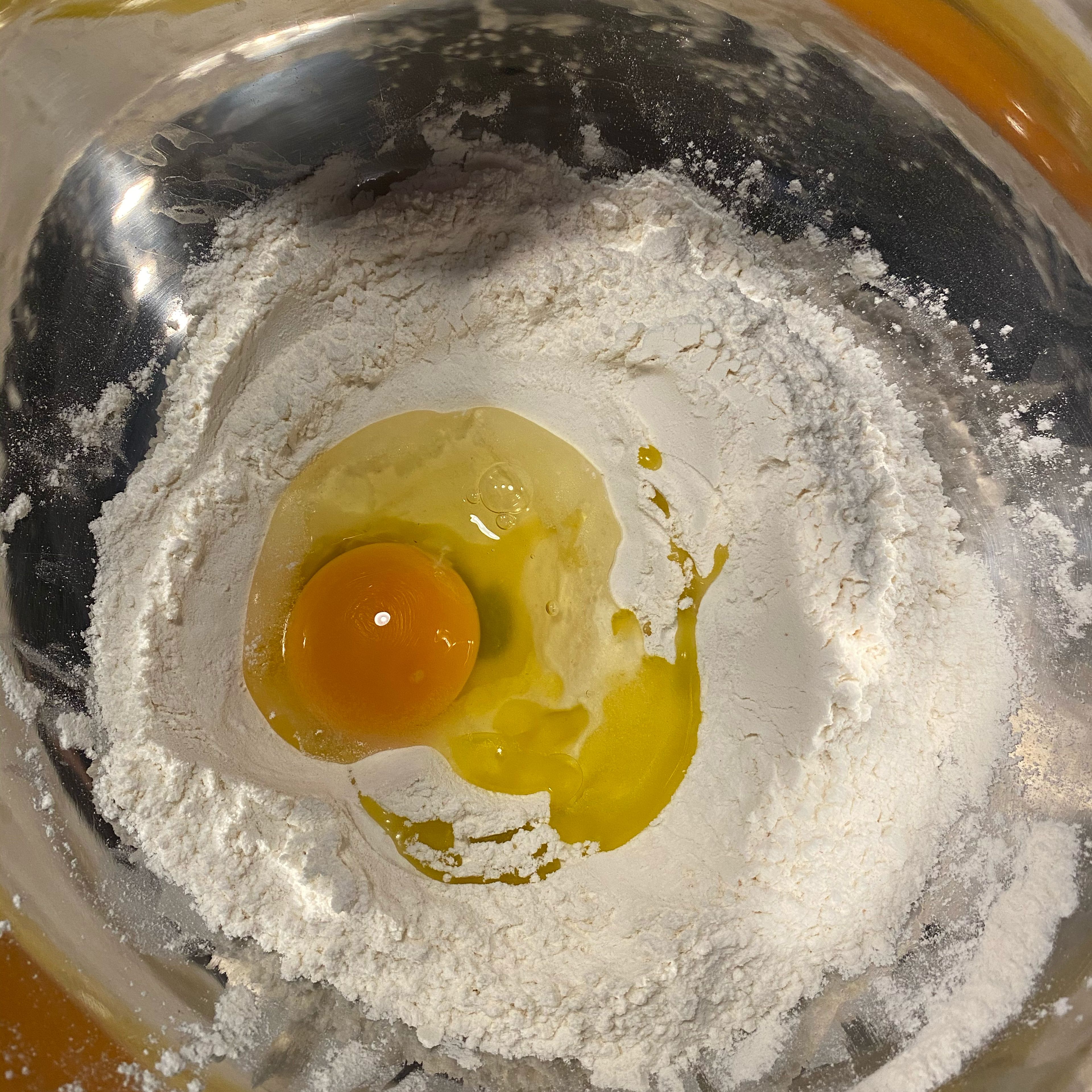 Den Teig aus Mehl, Ei, Salz und etwas Olivenöl verrühren und solange Wasser dazugeben bis der Teig sich schön kneten lässt ohne feucht zu sein.