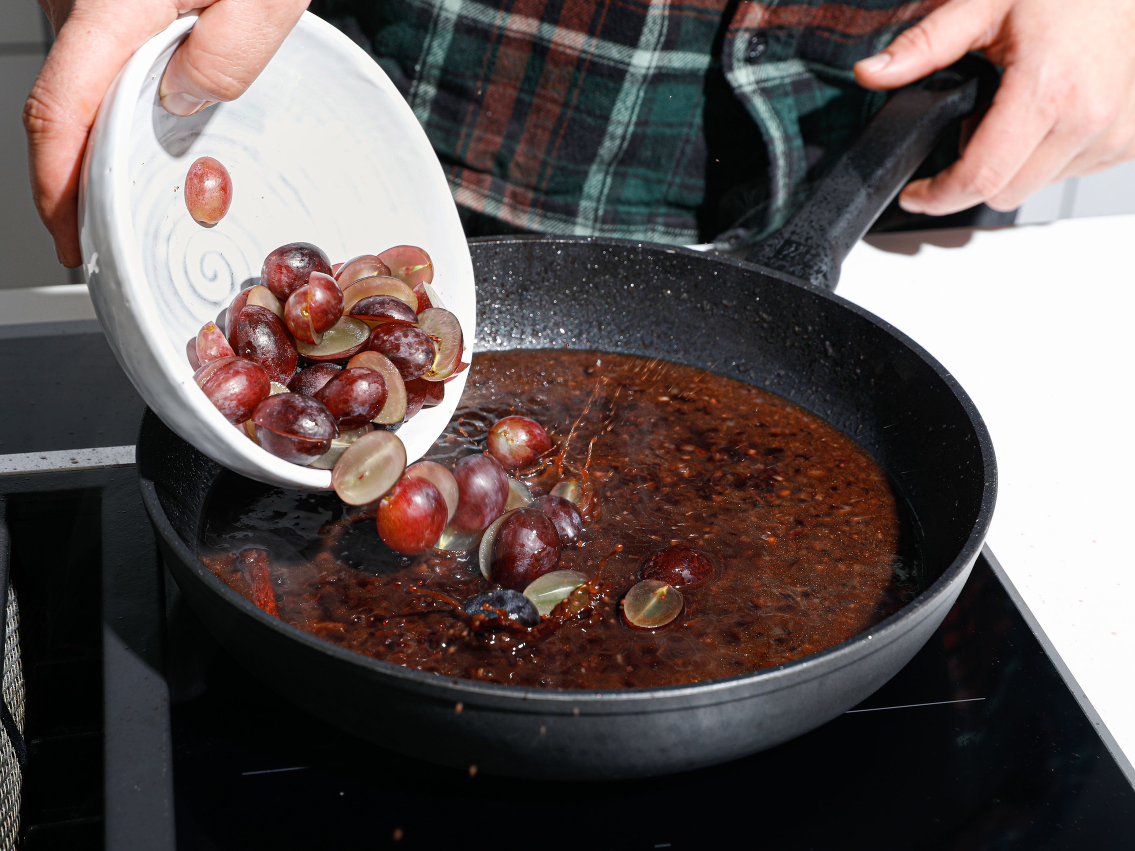 Rote Trauben und Butter in die Soße geben und glasieren. Entenbrust aus dem Ofen holen und ca. 5 Minuten ruhen lassen. Dann in Scheiben schneiden und mit der Soße servieren. Guten Appetit!