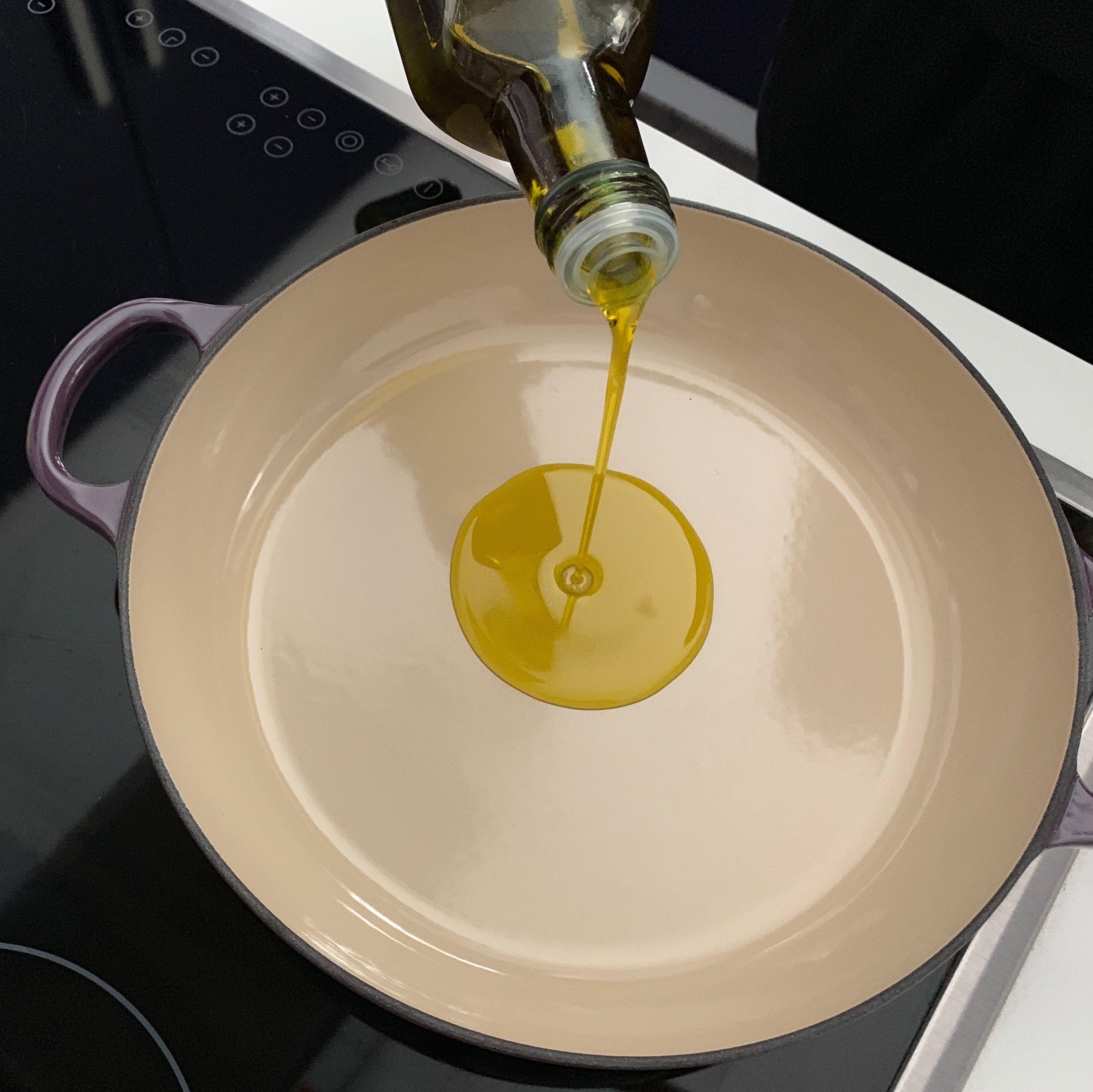 Olivenöl in eine Pfanne geben und auf mittlerer Stufe erhitzen.