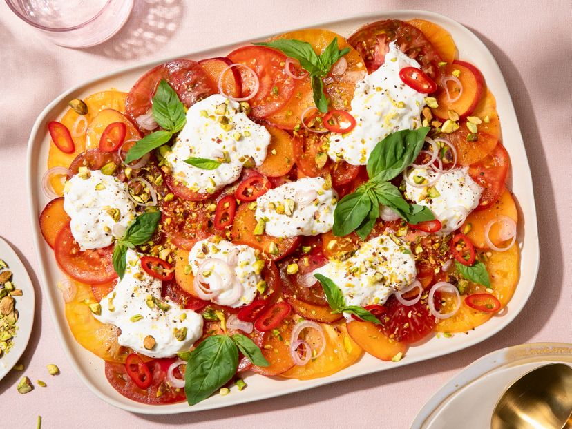 Tomato-apricot-carpaccio with stracciatella and pistachios