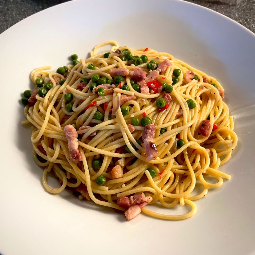 Spaghetti mit Erbsen und Speck