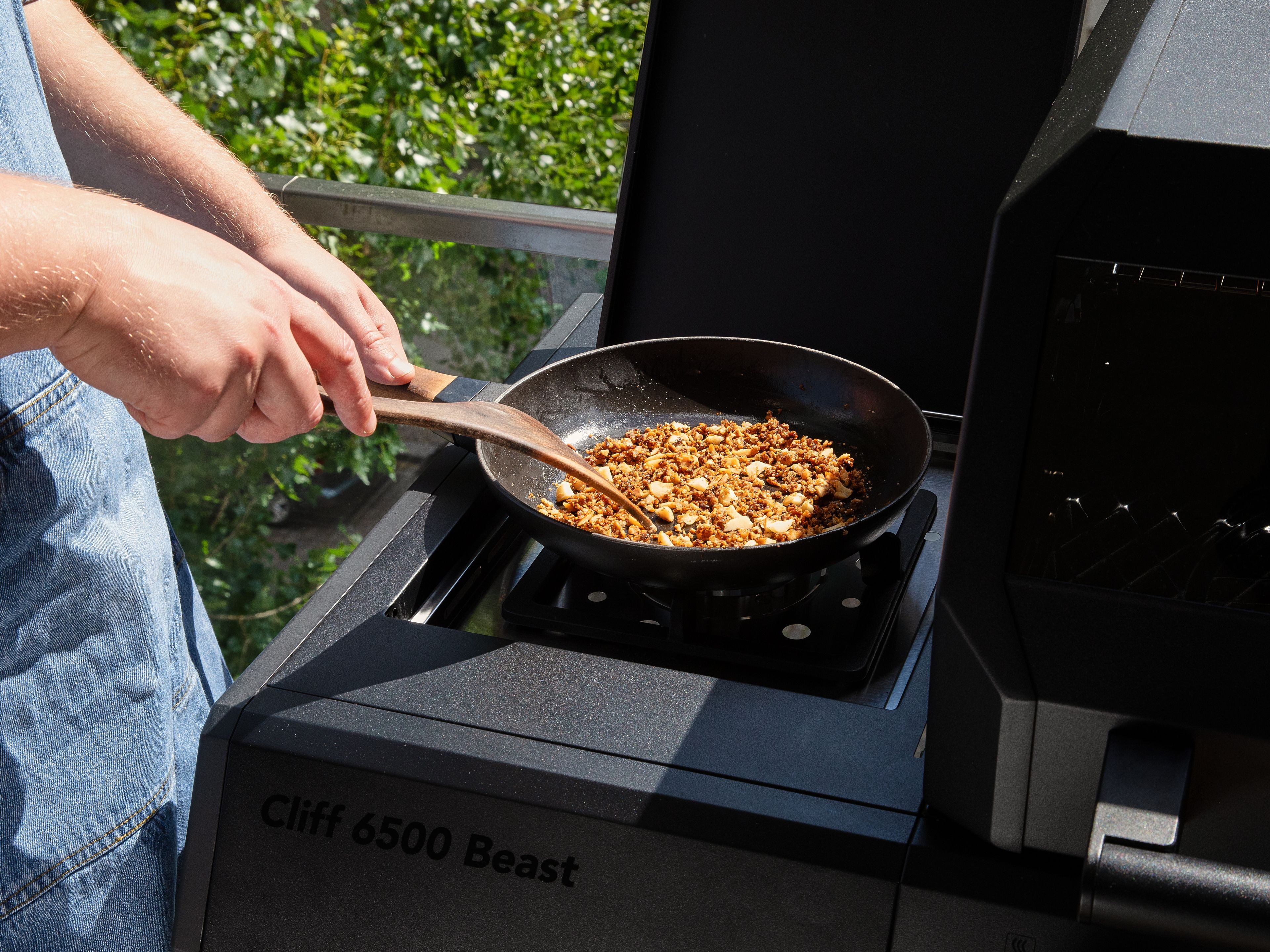 Den Kingstone Gasgrill Cliff 3500 auf ca. 280 °C vorheizen. Die Macadamianüsse grob hacken. Eine ofenfeste Pfanne auf den Seitenkocher oder den Herd stellen und ca. ¼ der Macadamianüsse in einer Pfanne bei mittlerer Hitze anrösten. Nach ca. 2 Min., wenn sie goldbraun sind, Zucker hinzufügen und unter ständigem Rühren weiter erhitzen, bis der Zucker geschmolzen ist. Dann auf ein Stück Backpapier geben, glatt streichen und auskühlen lassen.