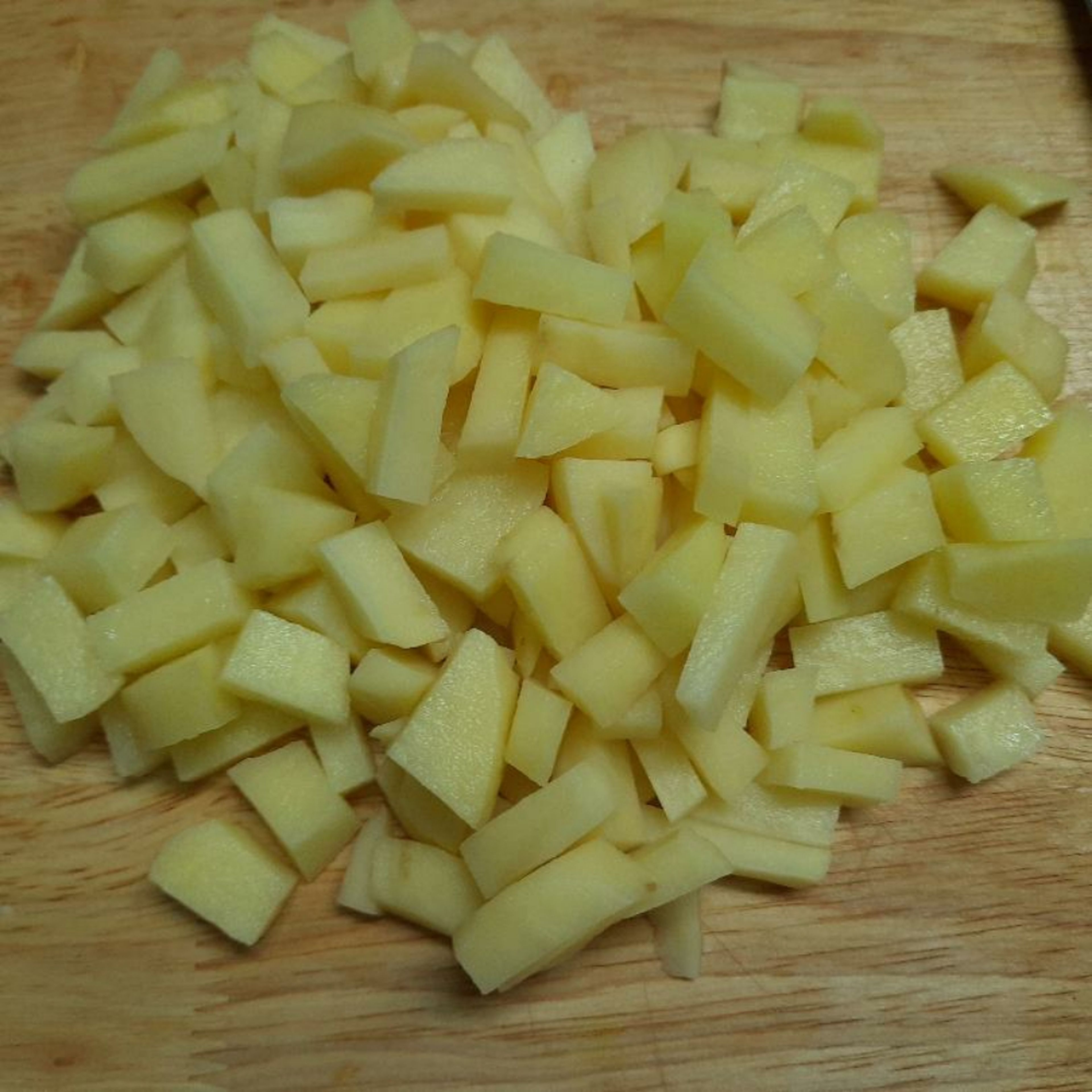 Cut the potatoes into long pieces.