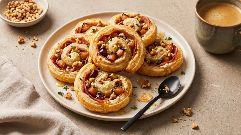 Süß-salziges Fingerfood: Blätterteigschnecken mit Pflaumen und Schinken aus der Heißluftfritteuse