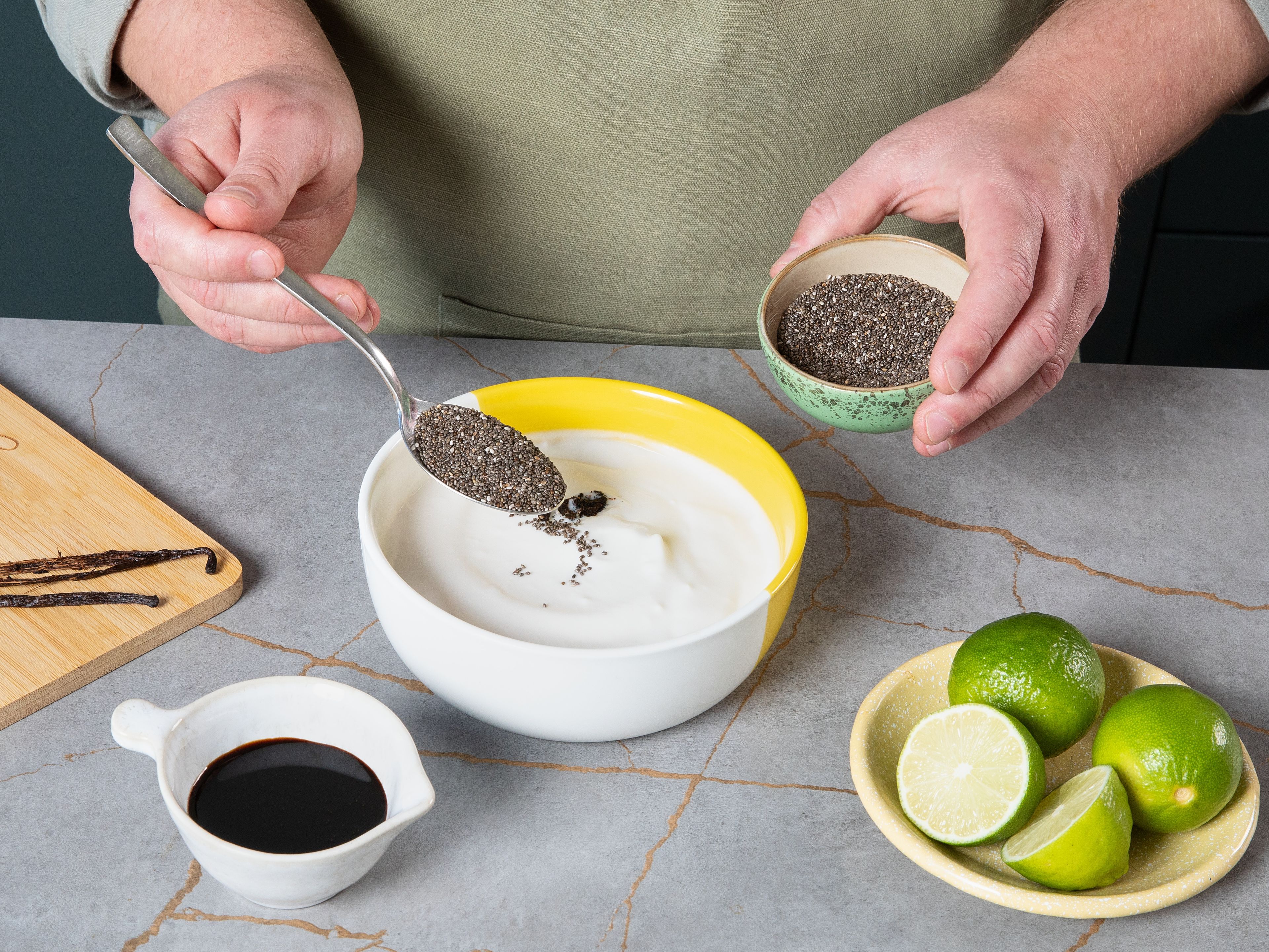 Backofen auf 180 °C Ober-/Unterhitze vorheizen. Für die Füllung Kokosjoghurt in eine große Schüssel geben. Zimt, Vanillemark, Limettensaft und -abrieb sowie Dattelsirup einrühren und Chiasamen unterheben und beiseite stellen. Den Tarte-Boden im vorgeheizten Ofen ca. 15–20 Min. backen, bis der Rand leicht gebräunt und der Boden fest ist. Anschließend vollständig auskühlen lassen.