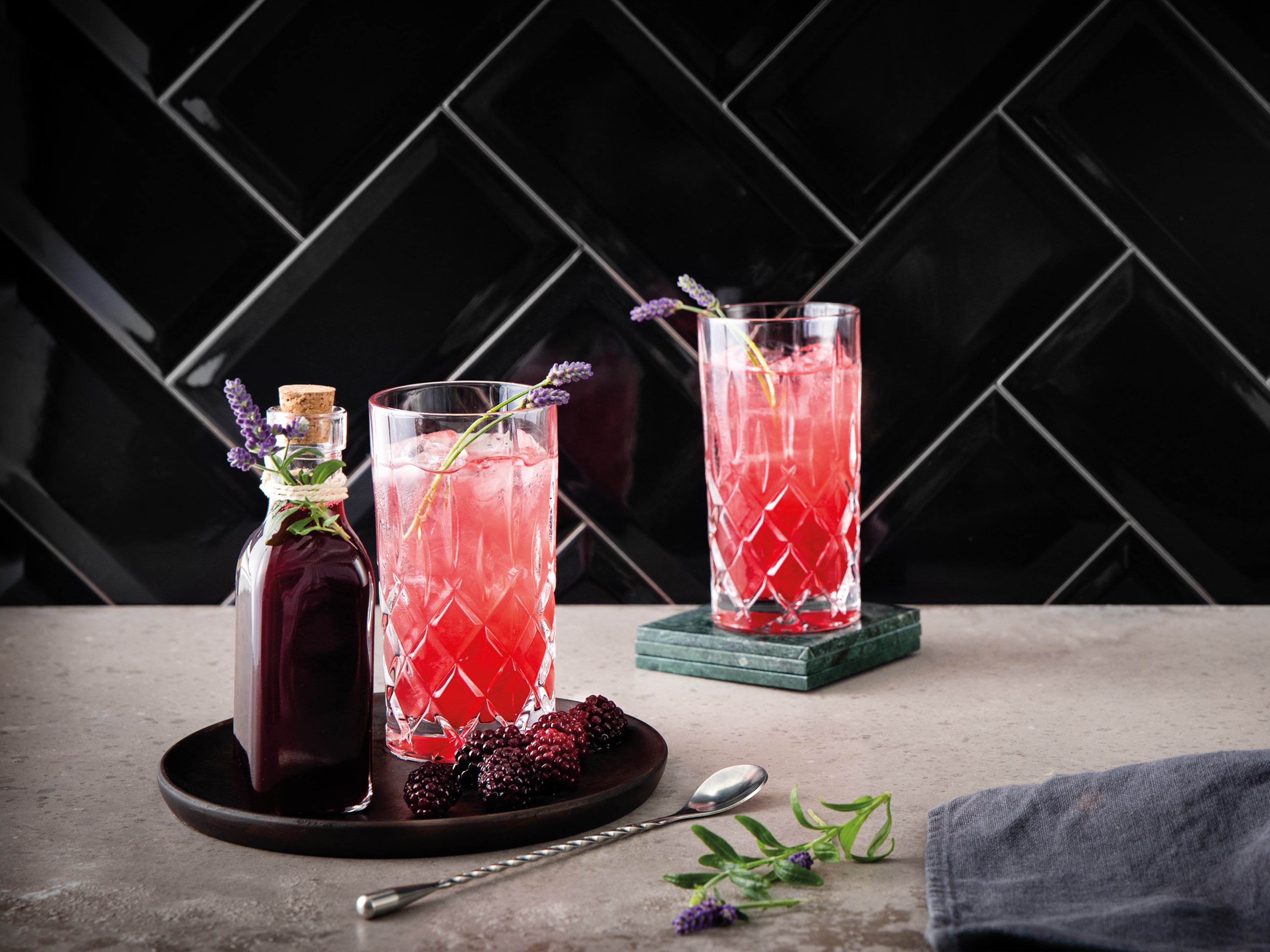 Sektcocktail mit Brombeer-Lavendel-Sirup