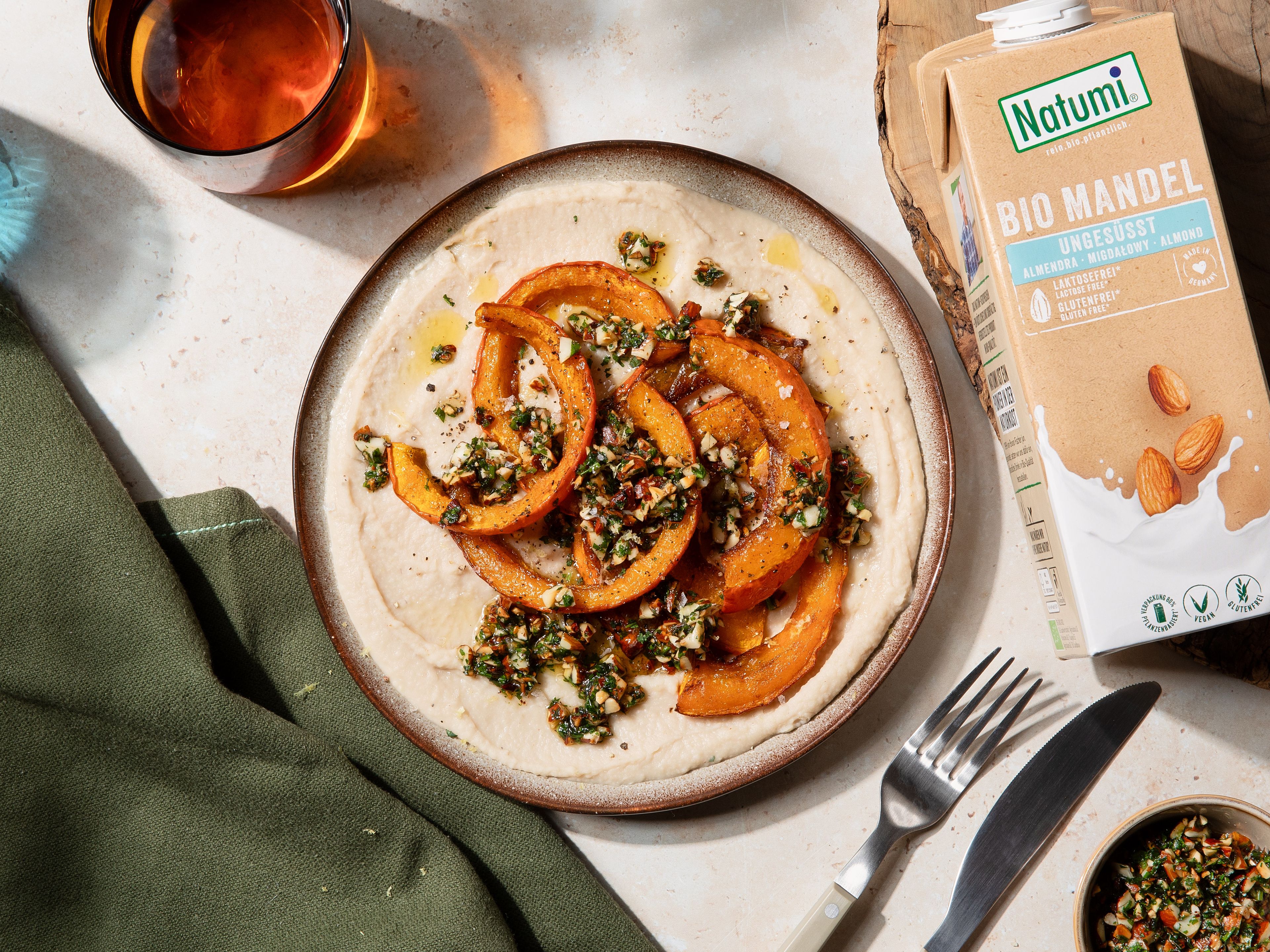 Mandel-Bohnen-Püree mit geröstetem Kürbis und Gremolata