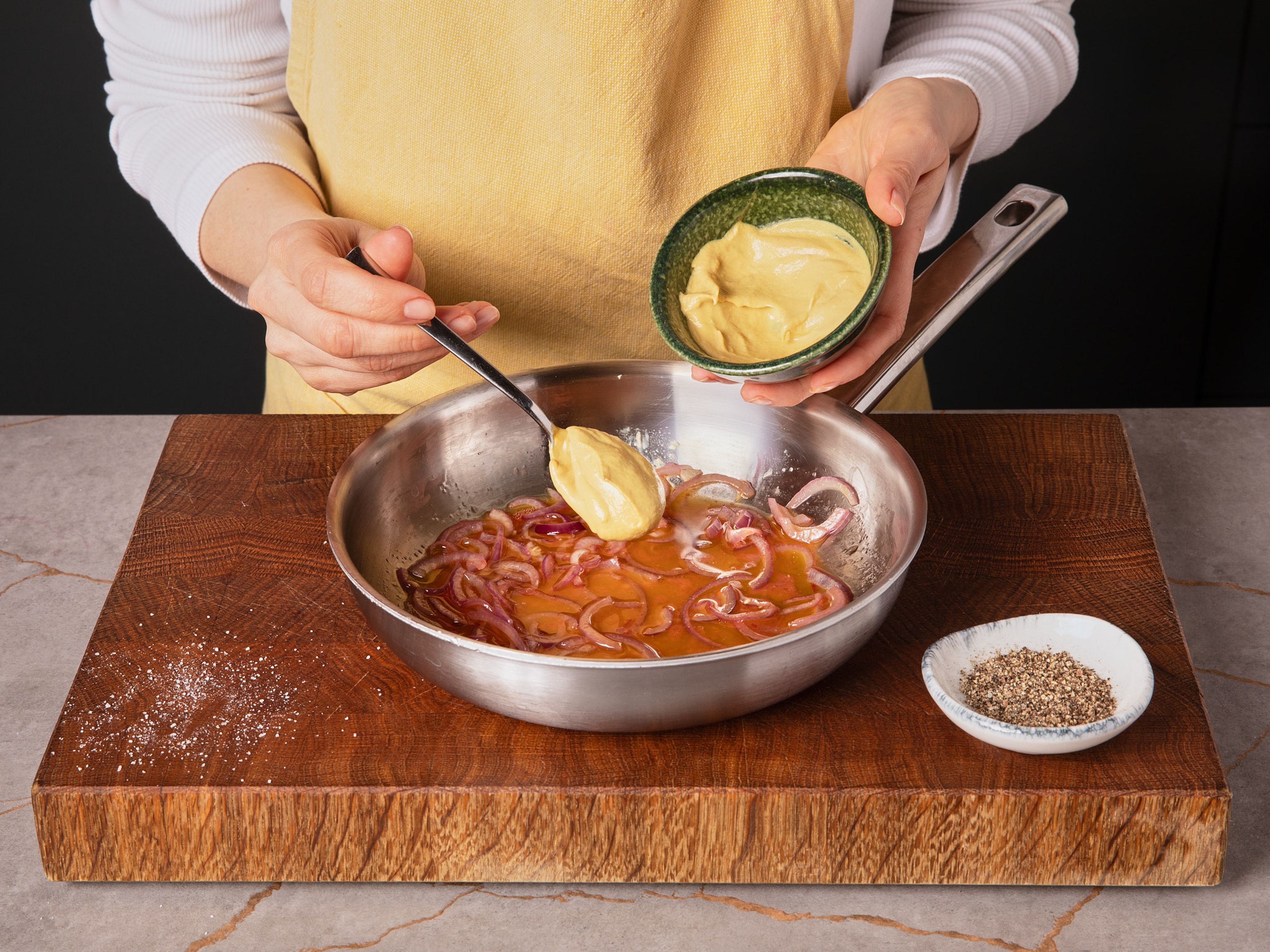 Für das Dressing den aufgefangenen Orangensaft zum aromatisierten Öl mit den Zwiebeln geben, Senf hinzufügen, mit Salz und Pfeffer würzen und gut vermengen.
Zum Anrichten zuerst die Feta-Creme verstreichen, dann den vorbereiteten Salat darauf anrichten. Mit dem Dressing beträufeln und mit Kresse, den gerösteten Pinienkernen und nach Belieben mit Chiliflocken garnieren.
