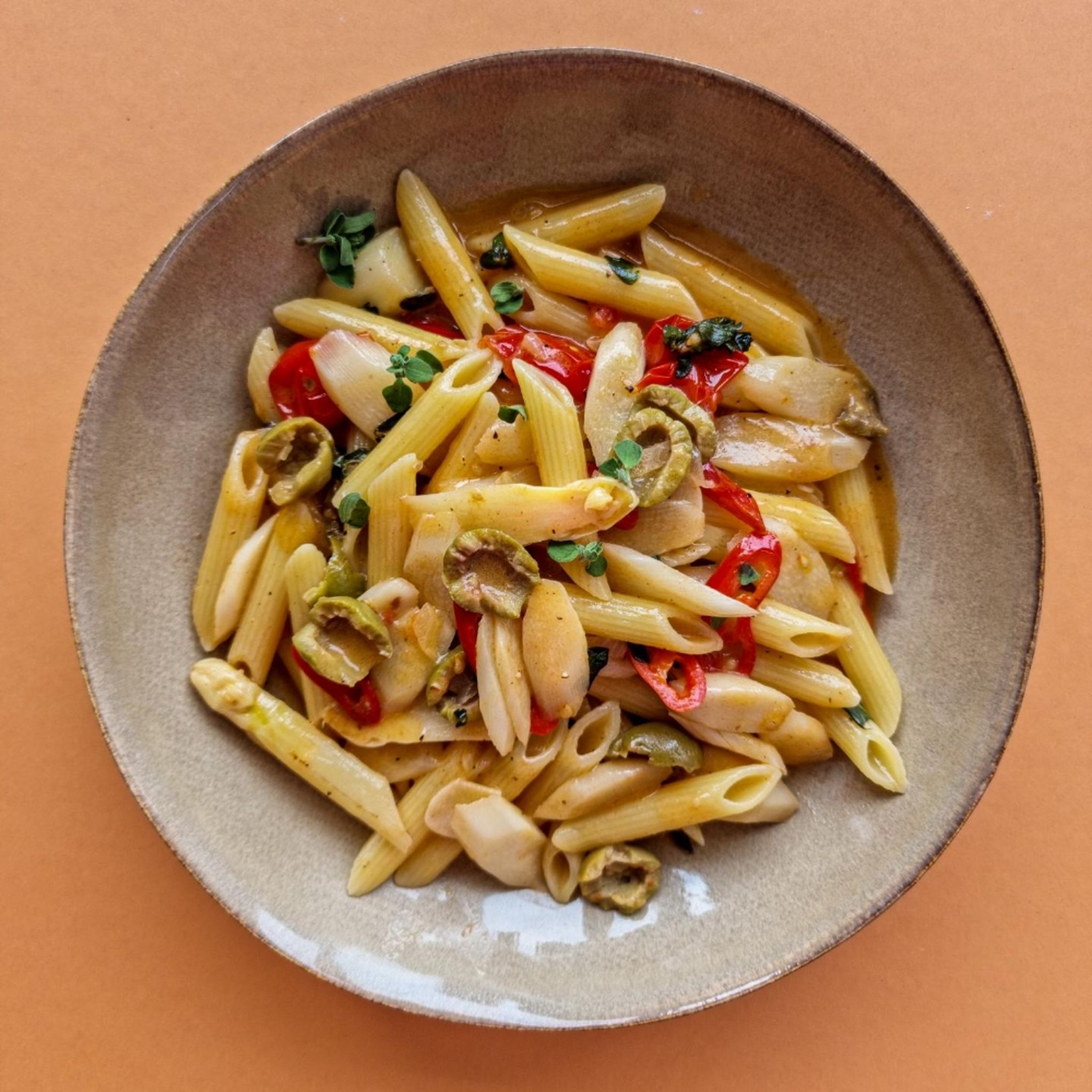 Pasta mit Spargel, Oliven & Peperoni