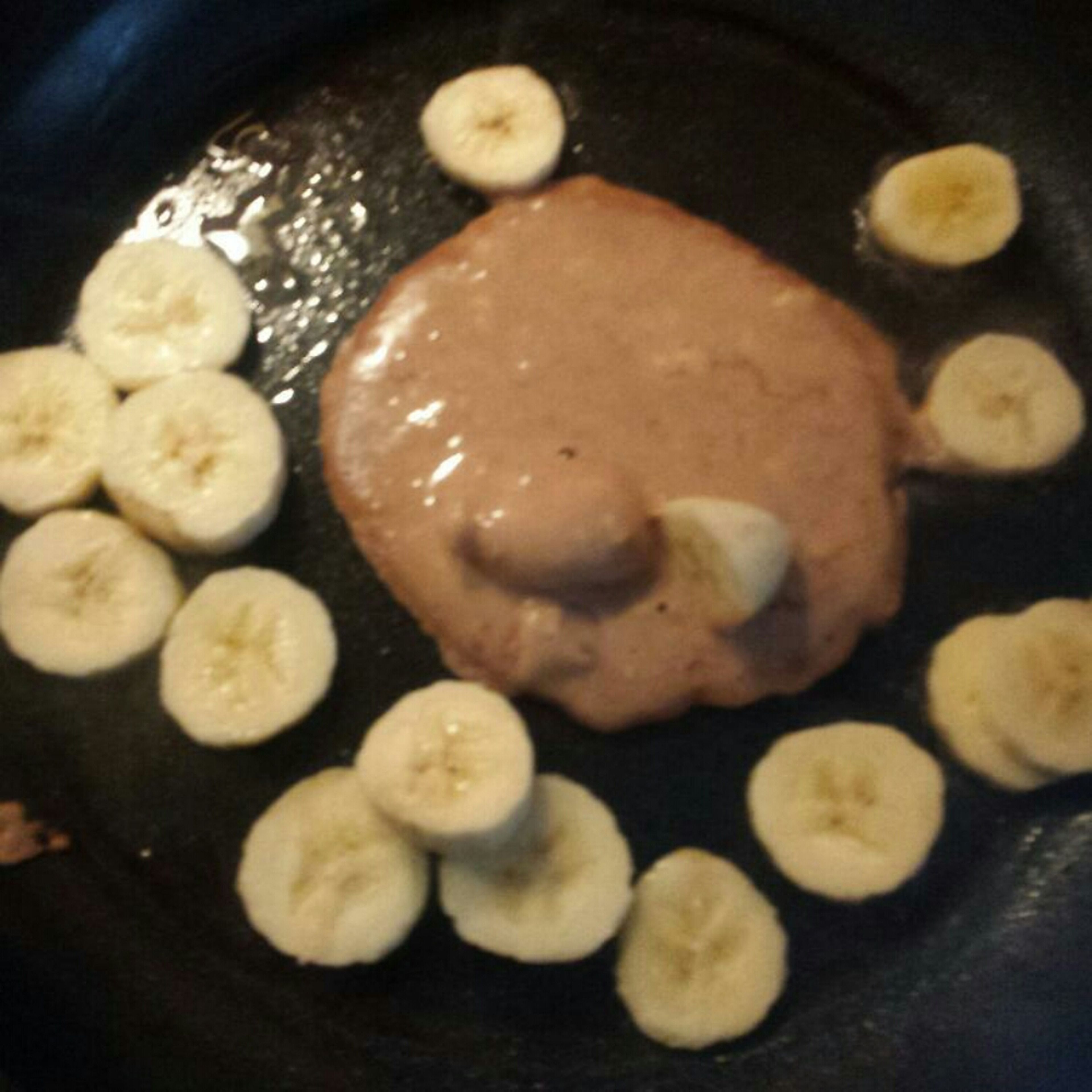 Mit einer Schöpfkelle kleine Mengen des Teigs in eine heiße Pfanne geben, in der Butter zerlassen worden ist. Warten, bis sich der Rand etwas wölbt und Bläschen entstehen. Dann wenden. Eine Minute warten, und dann sollte der Pancake fertig sein.
