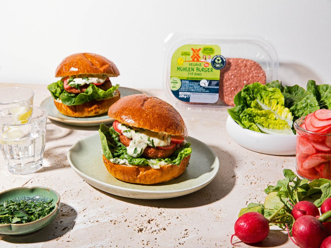 Vegane Mühlen Burger mit Gartenkräuter-Mayo und eingelegten Radieschen