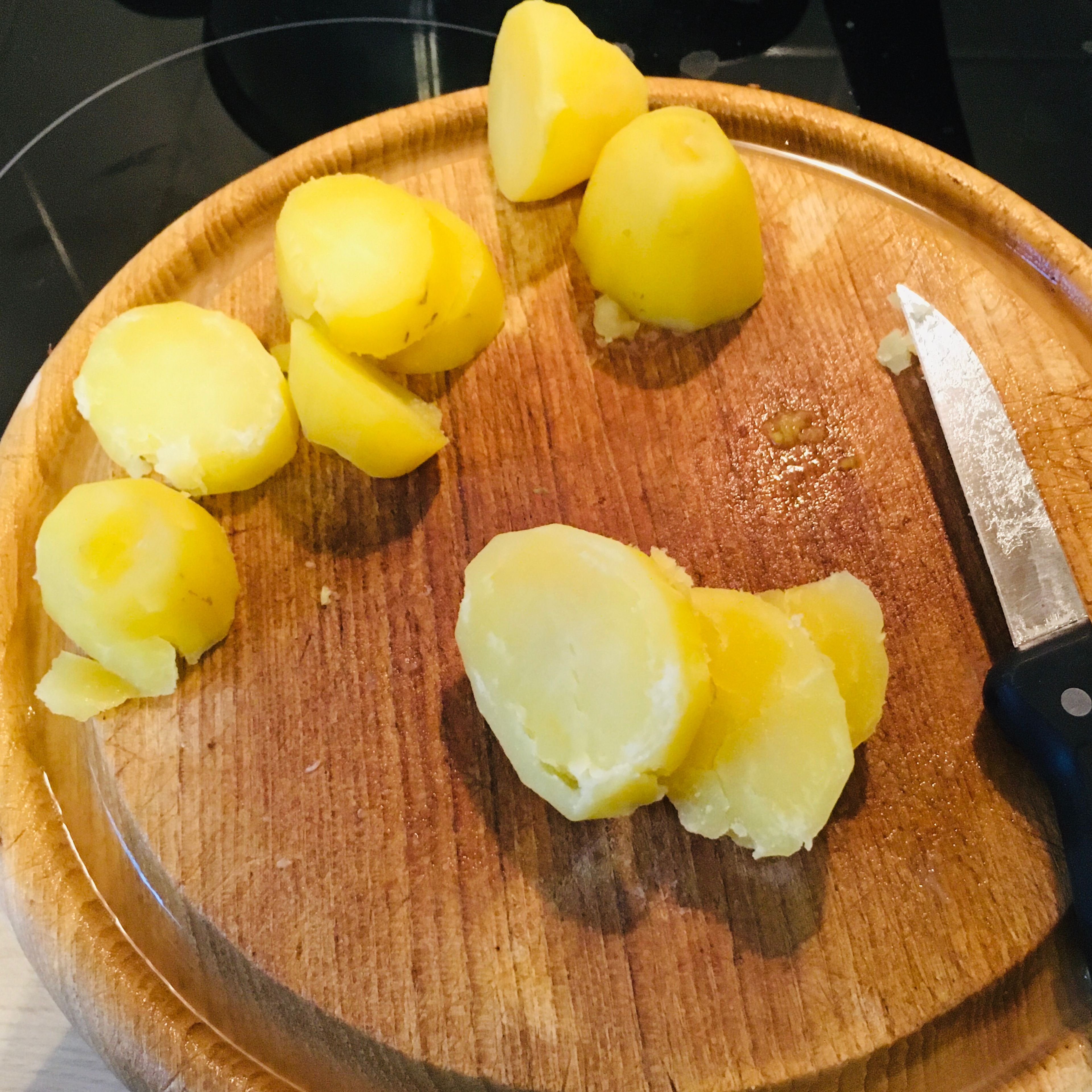 Wasser der gekochten Kartoffeln abgießen und die Kartoffeln in etwa 1cm dicke Scheiben schneiden.