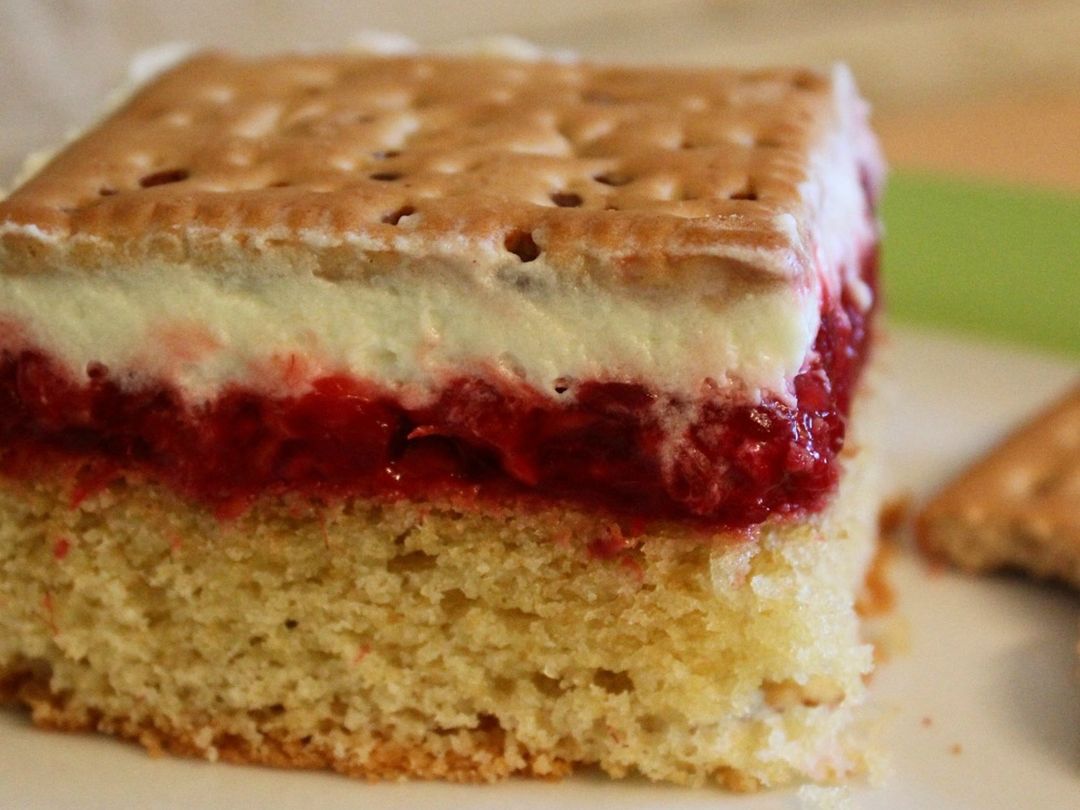 Raspberry cookie cake