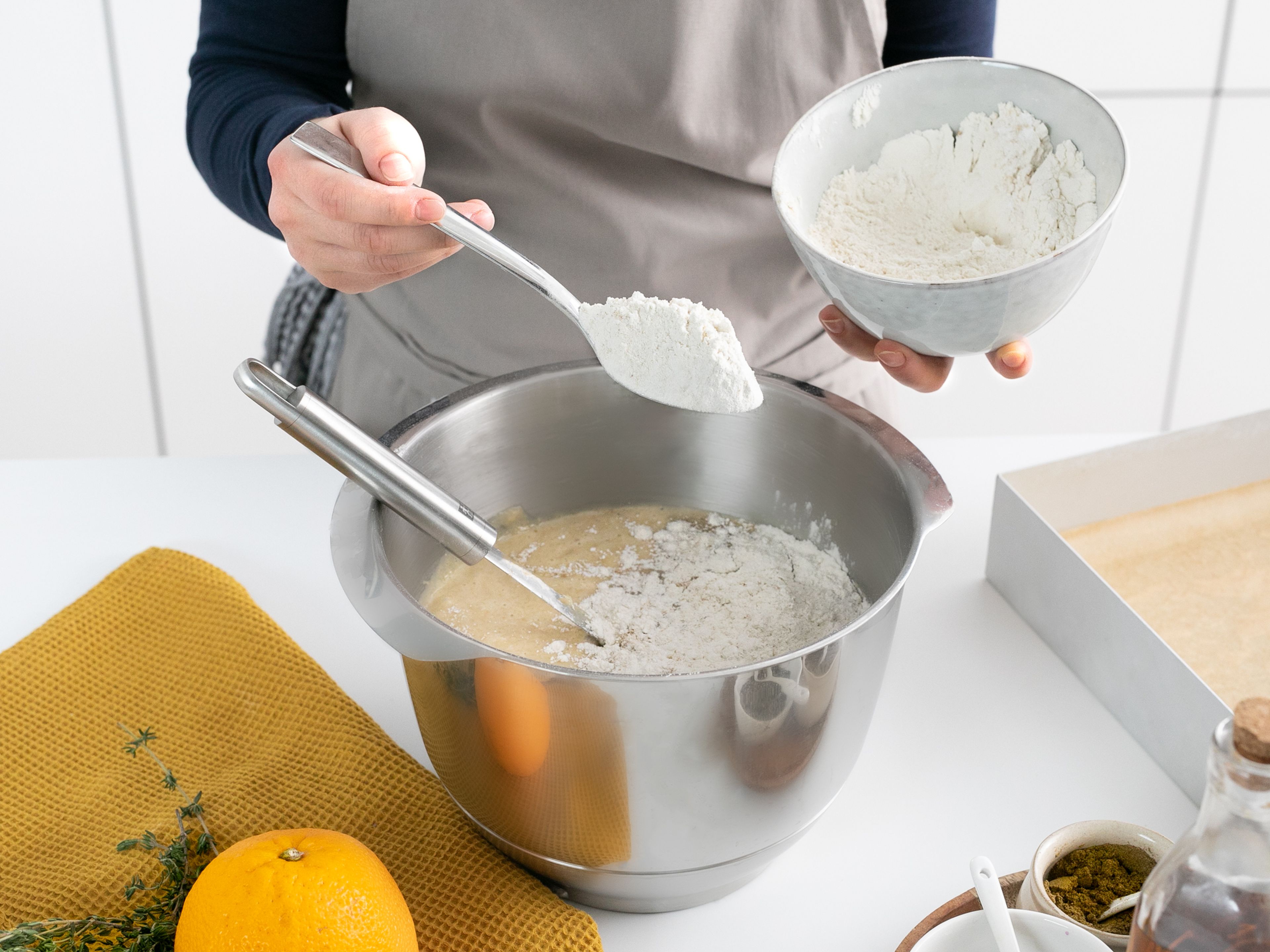 Mehl, Backpulver, Natron, gemahlenen Ingwer und Salz in eine Schüssel geben und vermengen. Eier und Zucker in die Schüssel einer Küchenmaschine geben und schaumig schlagen. Pflanzenöl nach und nach dazugeben. Die geriebenen Pastinaken mit einem Gummispatel unterrühren. Die Mehlmischung löffelweise dazugeben und vorsichtig unterheben, bis sich ein glatter Teig formt. Den Teig in die vorbereitete Backform geben und bei 190°C ca. 40 Min. backen.