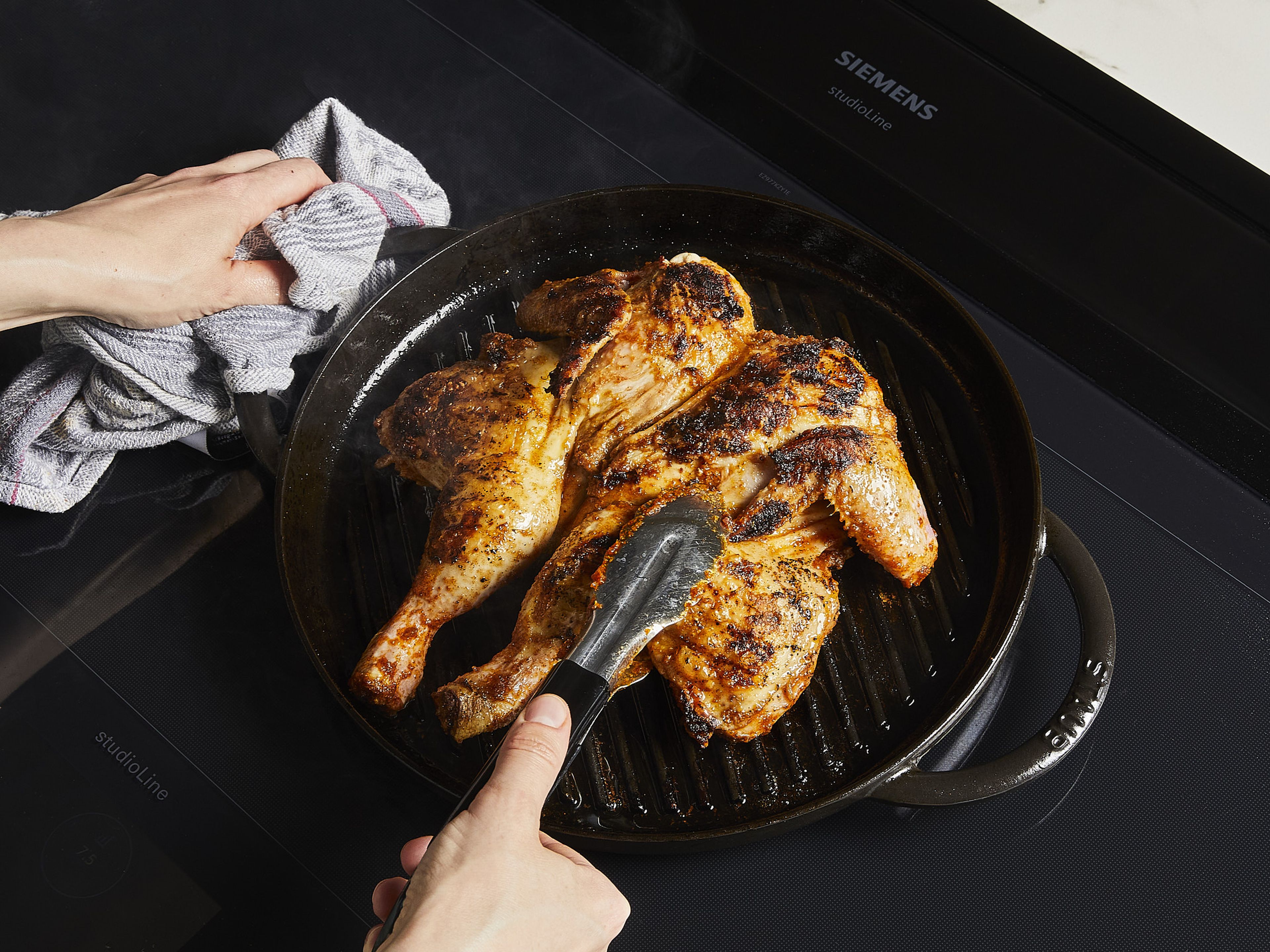 Remove the chicken from the grill or oven and let it rest for approx. 10–15 min. Add salt and pepper to taste and serve with lemon wedges.