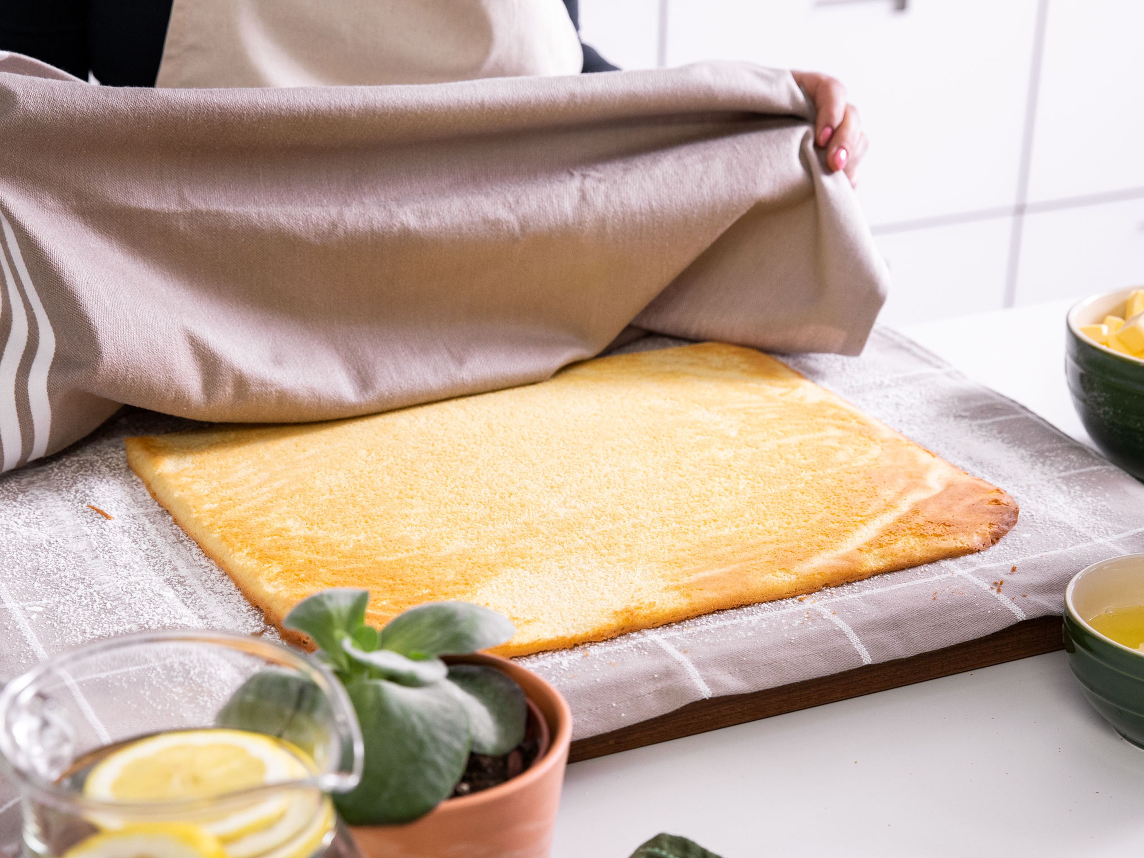Spread batter on a parchment-lined baking sheet. Bake at 180°C/355°F for approx. 10 min. In the meantime, dust a clean kitchen towel with confectioner’s sugar. Once the cake is done, remove from the oven and invert it onto the kitchen towel. Remove parchment paper and cover the cake with a second moistened kitchen towel. Carefully roll cake and towels and let cool.