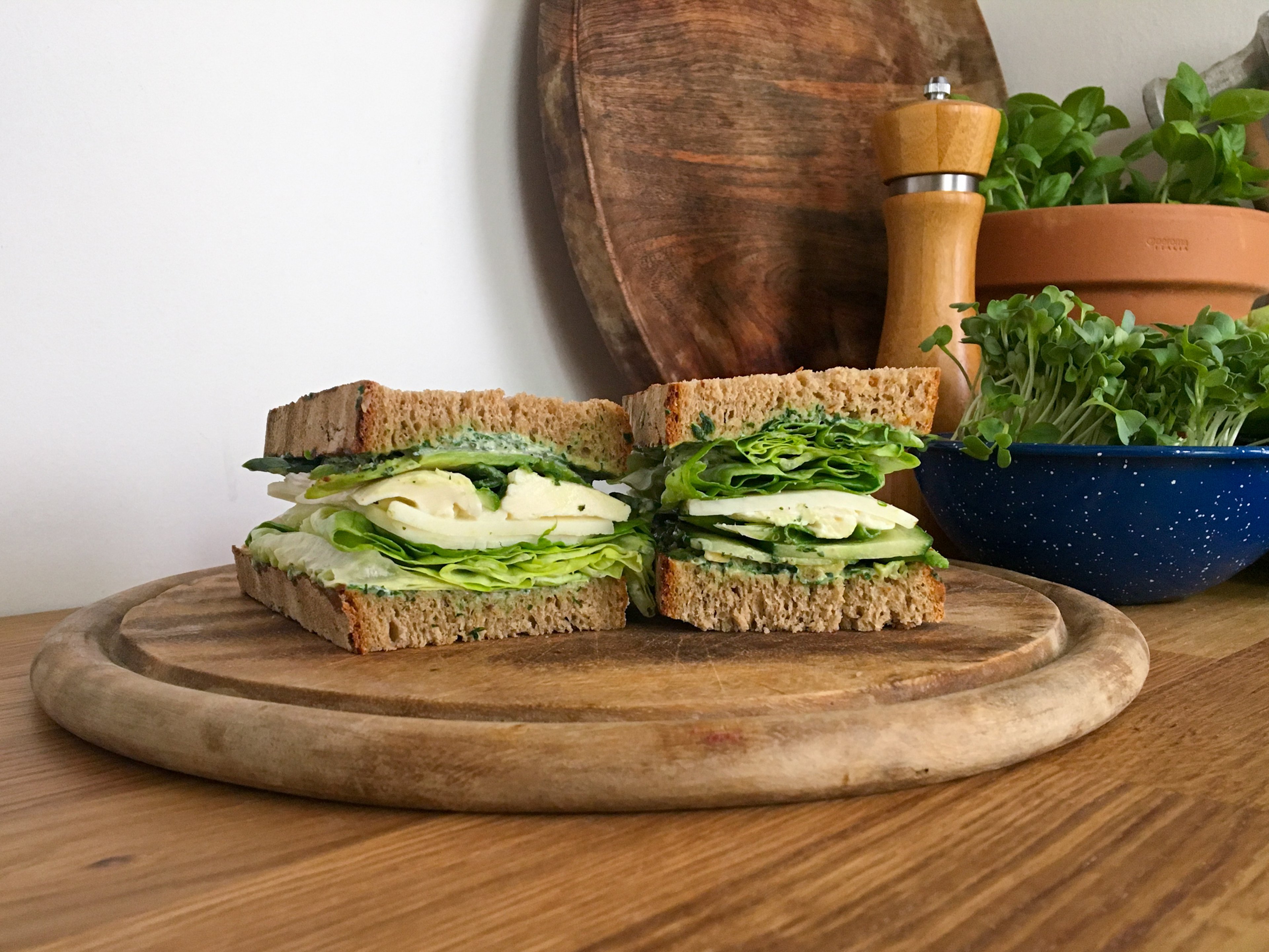 Hanna macht ein Green Goddess Sandwich