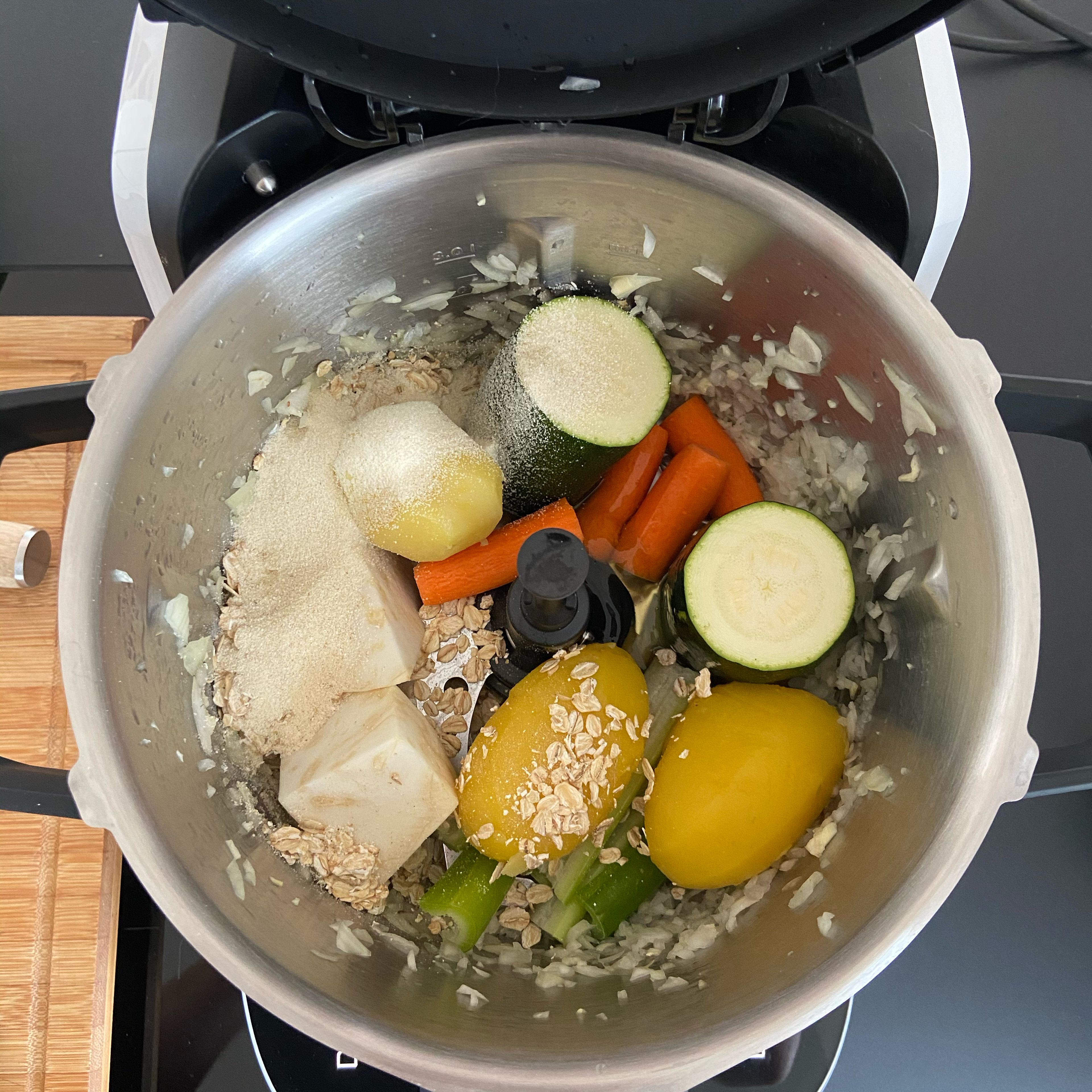 Die Zucchini, den Sellerie, die Karotten und die Frühlingszwiebel grob schneiden und mit 3 Kartoffeln, dem Ei, 1 EL Semmelbrösel, 1 EL Haferflocken und einer Prise Salz in den Cookit geben und häckseln (Universalmesser I Stufe 12 I 3x10 Sek.). Zwischen den 10 Sekunden jeweils das Gemüse mit dem Küchenspatel nach unten drücken und kurz durchrühren.