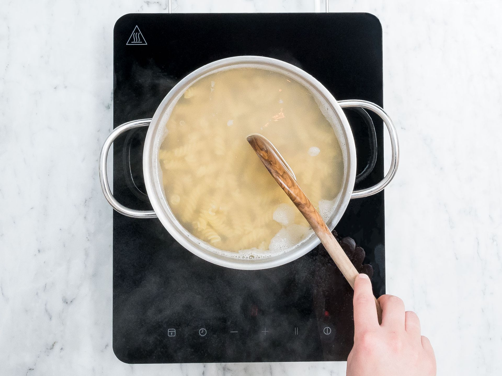 Sommer-Nudelsalat mit Fetakäse und vegetarischen Würstchen | Rezept ...