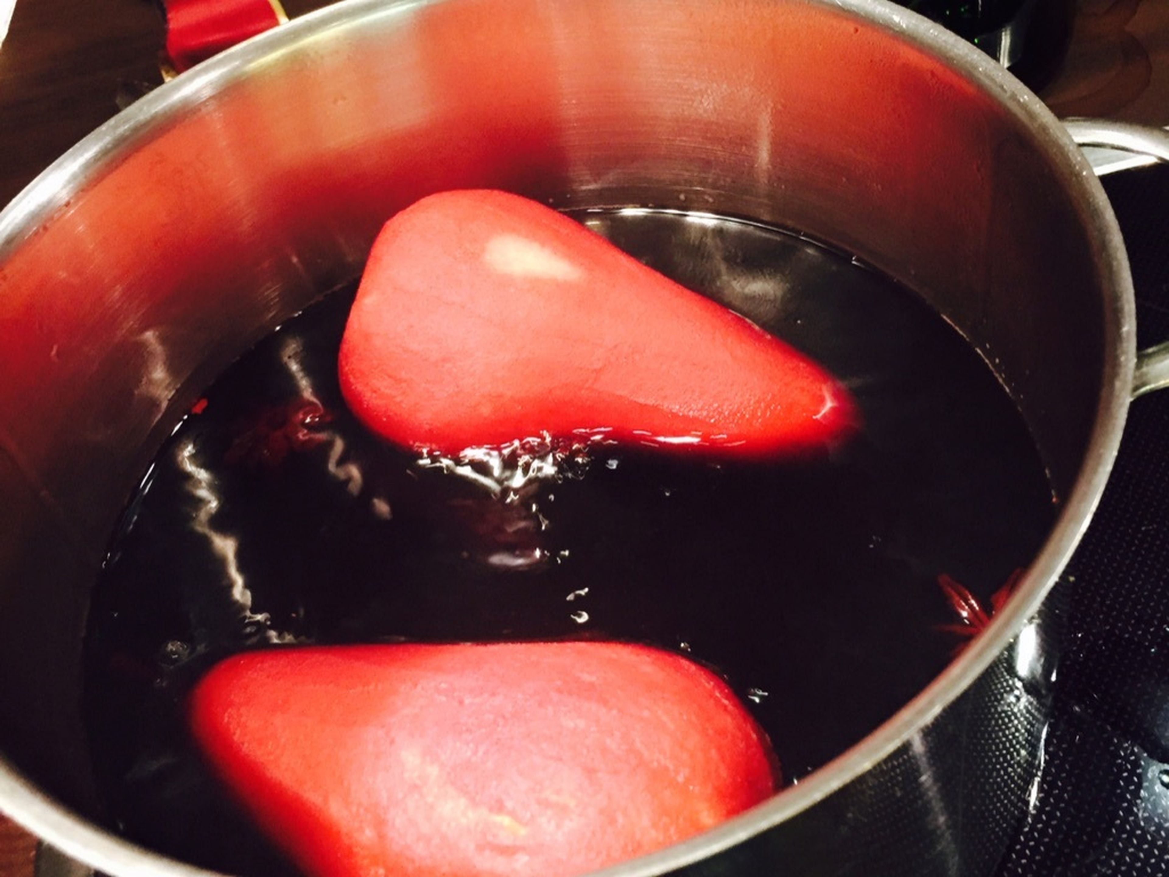 Bring to a boil, then simmer on low heat for approx. 60 min. Turn the pears every 20 min.