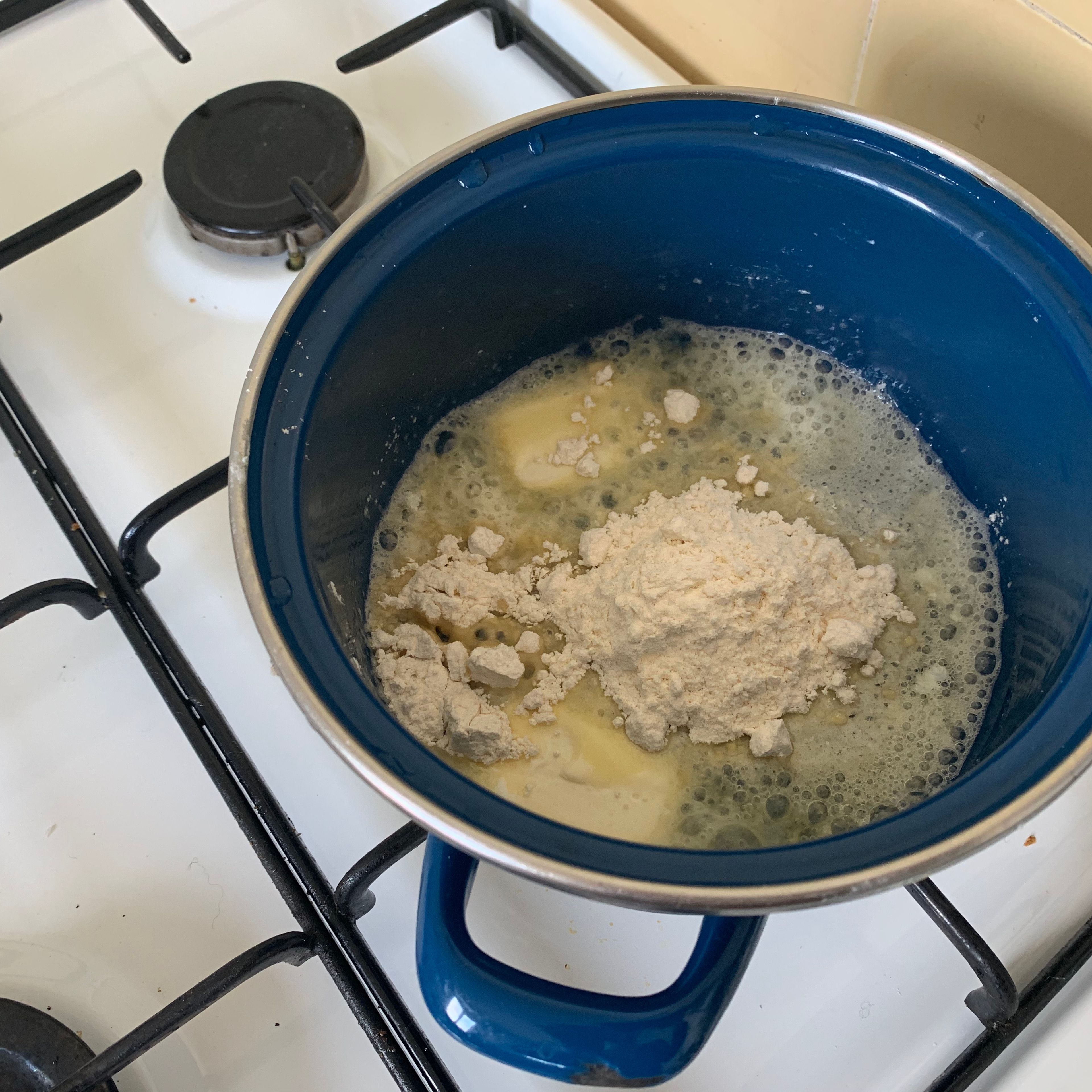 In einem weiteren Topf die Butter zerlassen, das Mehl hinzugeben und unter Rühren mit einem Schneebesen kurz anschwitzen.