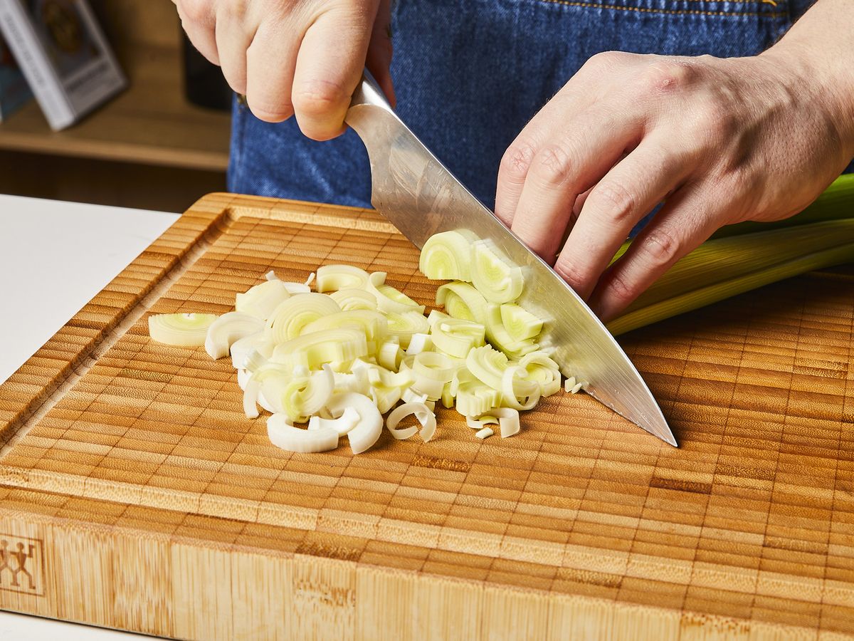 Knuspriger Spinatstrudel-Auflauf mit Frühlingsgemüse | Rezept | Kitchen ...
