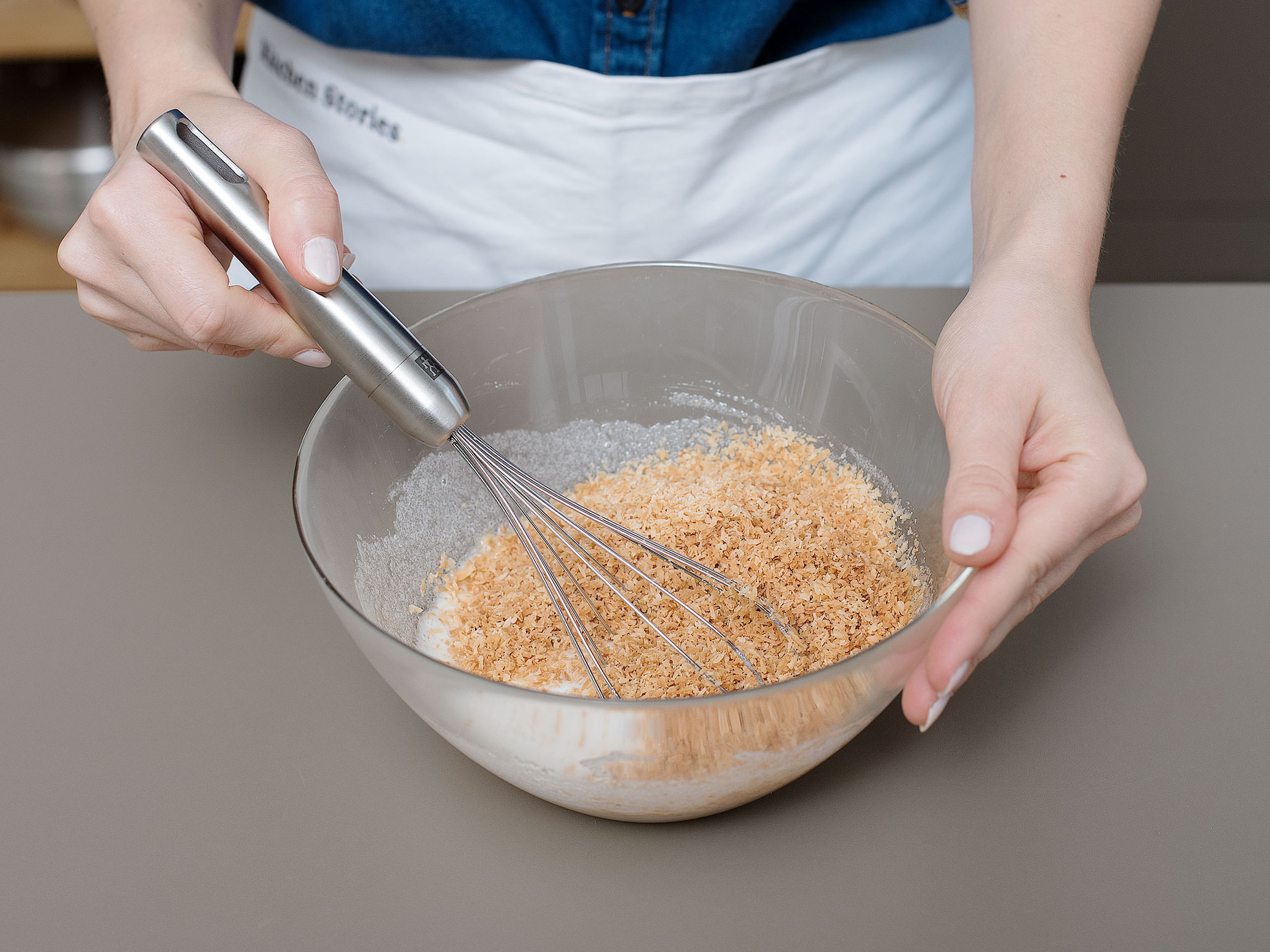 In einer großen Schüssel Eiweiße, Zucker, Vanilleextrakt und Salz aufschlagen. Geröstete Kokosraspel zugeben und verrühren. Die Schüssel mit Frischhaltefolie bedecken und für ca. 1 Std. kalt stellen.