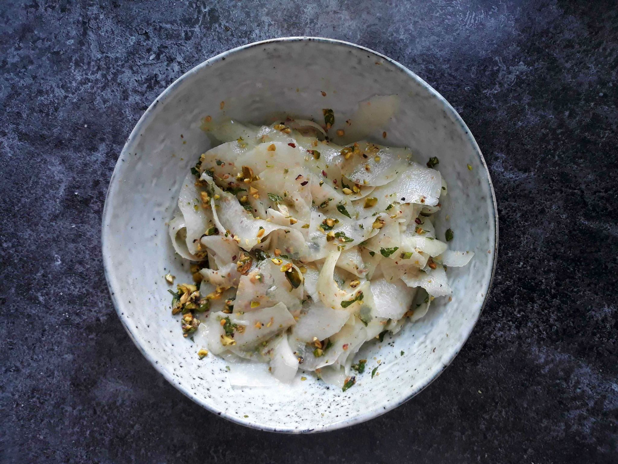 Kohlrabisalat mit Pistazien, Minze und Tahini | Rezept | Kitchen Stories