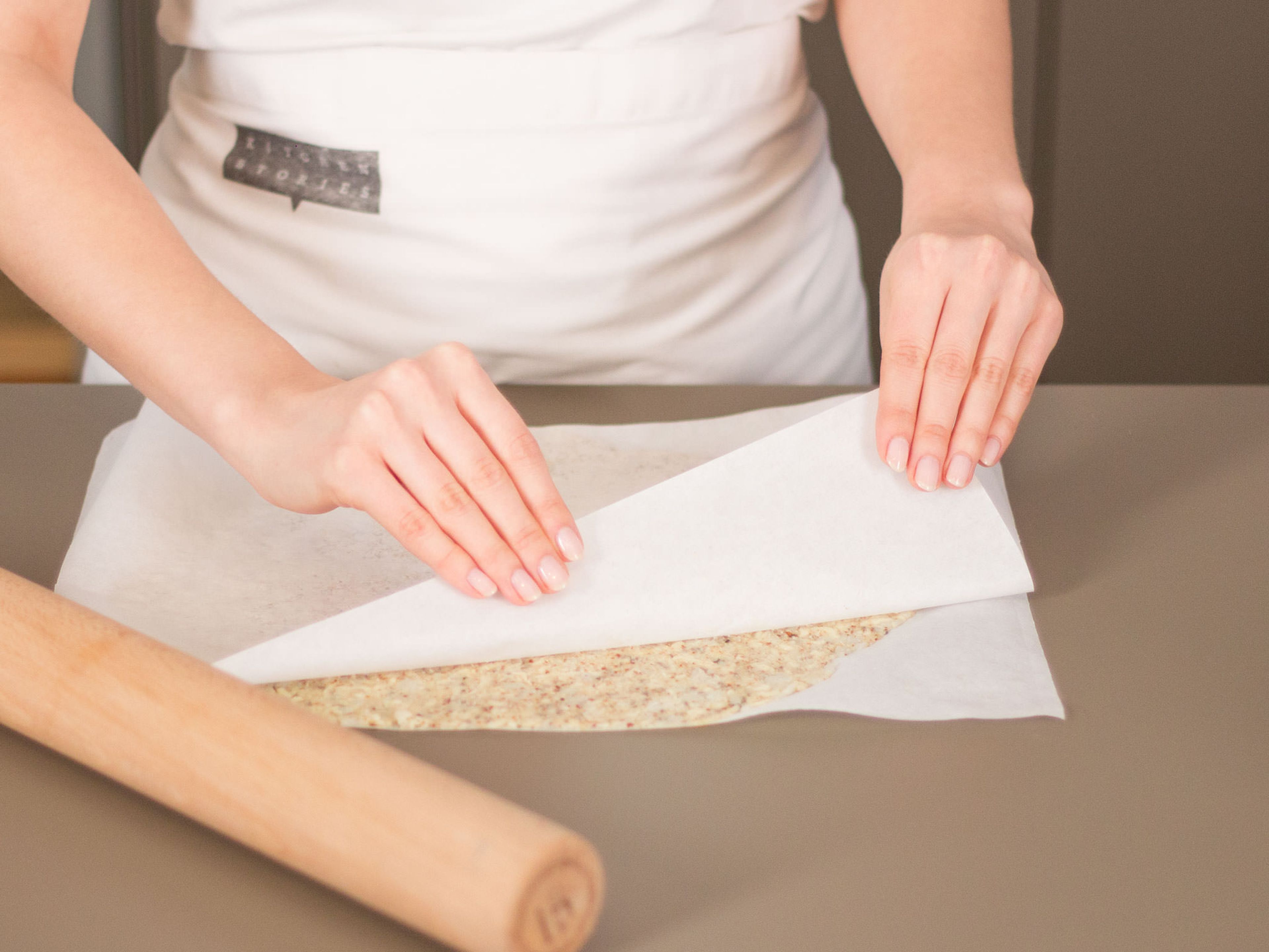 Teig zwischen zwei Bögen Backpapier geben und mit einem Nudelholz ausrollen. Oberen Bogen entfernen, Teig auf ein Backblech geben und im vorgeheizten Backofen bei 180°C ca. 15 – 20 Min. backen.
