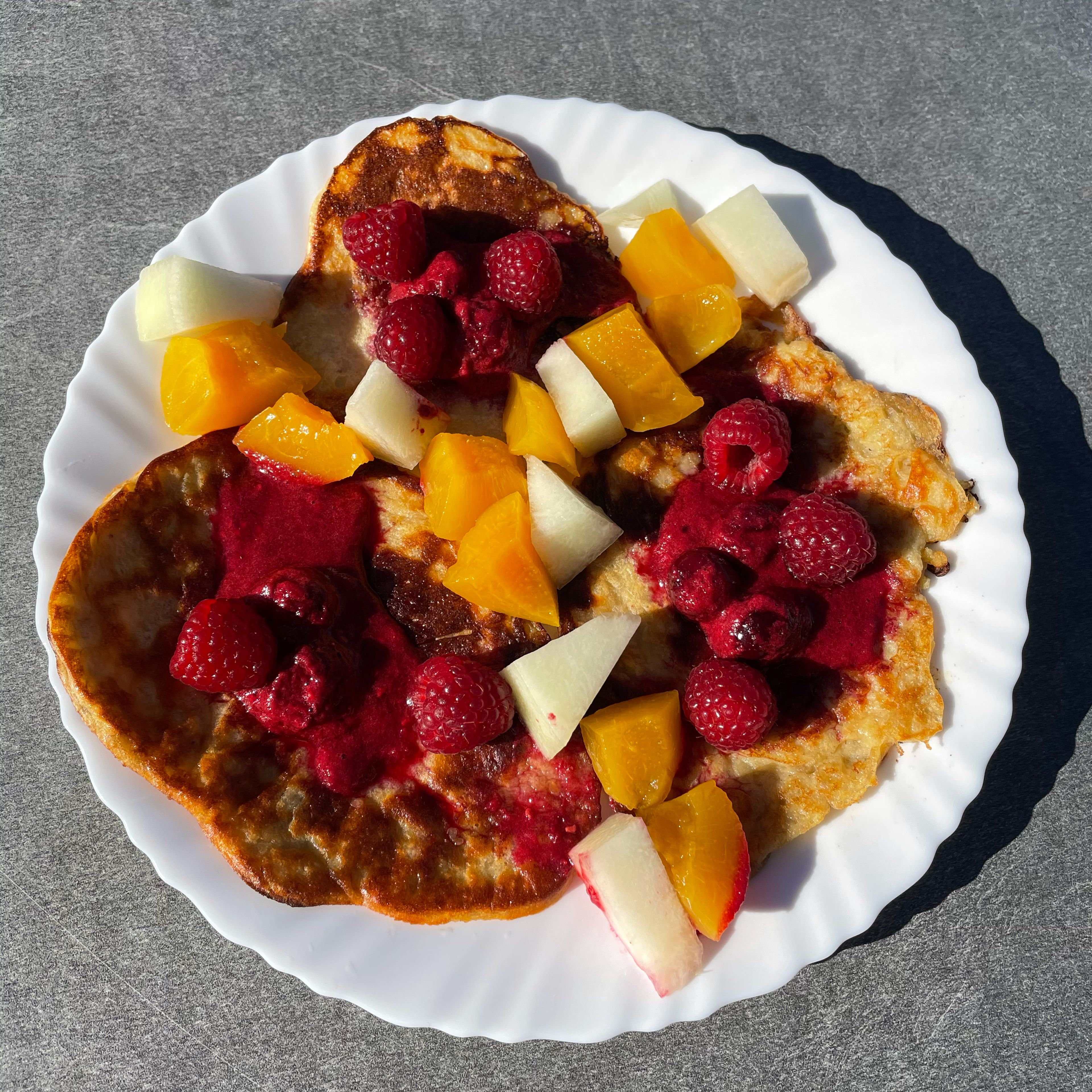 Füge noch beliebige Toppings wie beispielsweise Obst hinzu und genieße deine gesunden Pancakes!
