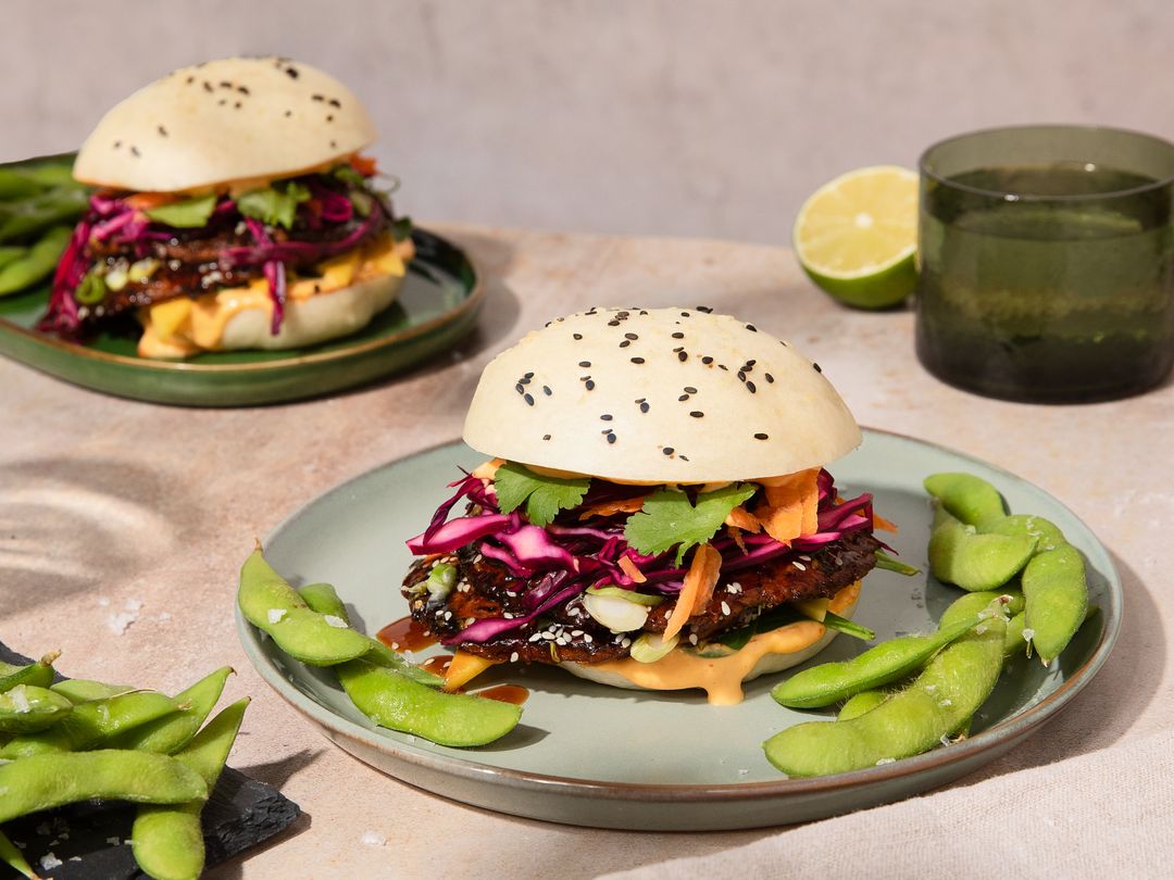 Saftiger Bao Bun Smash-Burger mit Edamame