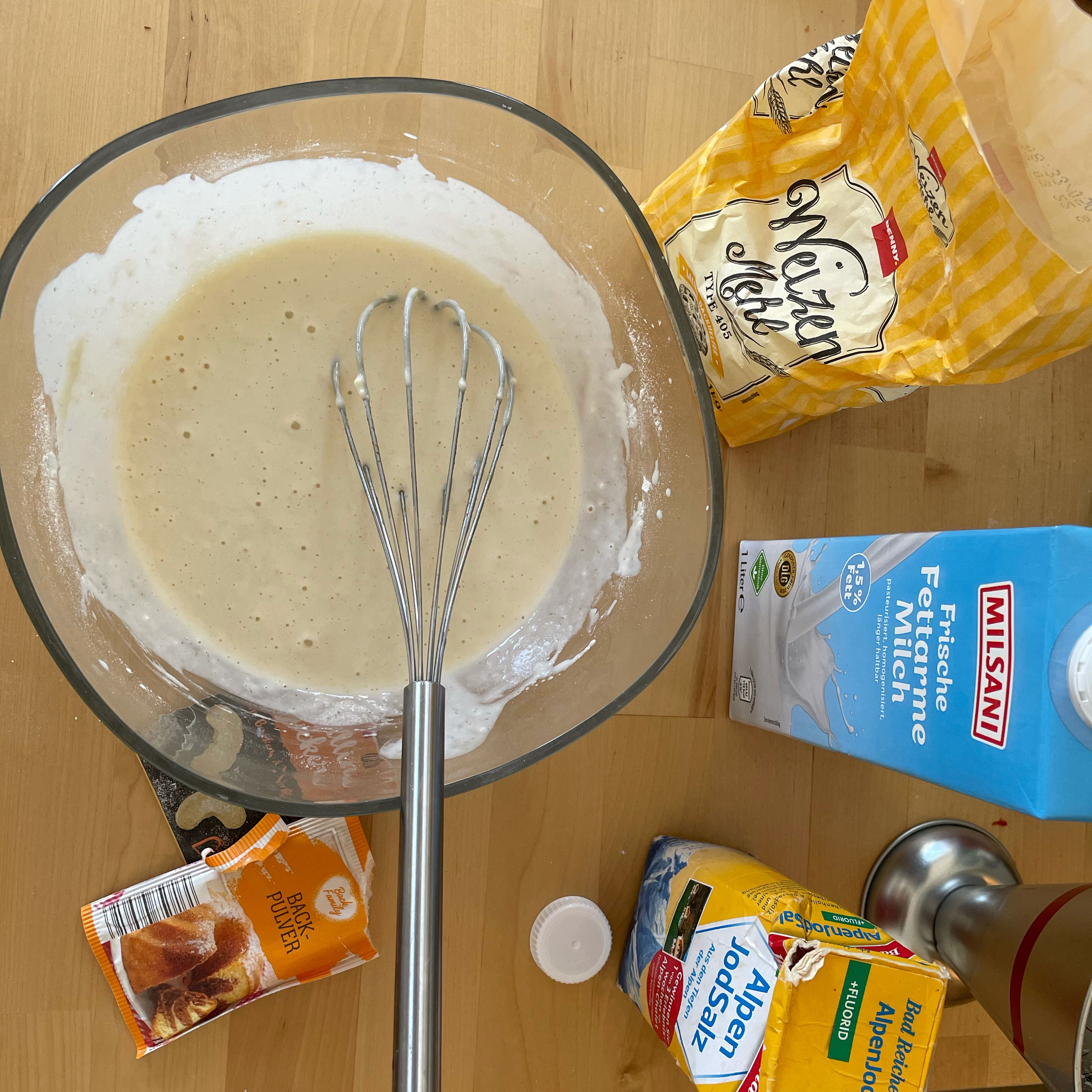 Alle Zutaten in eine Schüssel geben und sie verrühren, bis keine Klumpen mehr da sind