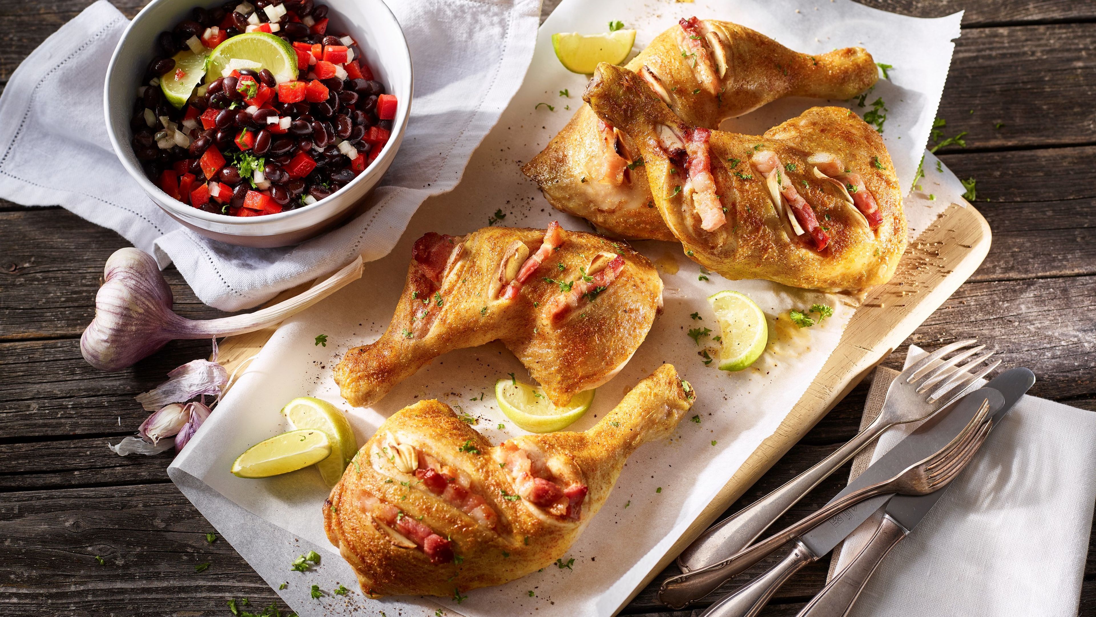 Gespickte Hähnchenkeulen mit Speck zu Bohnensalat