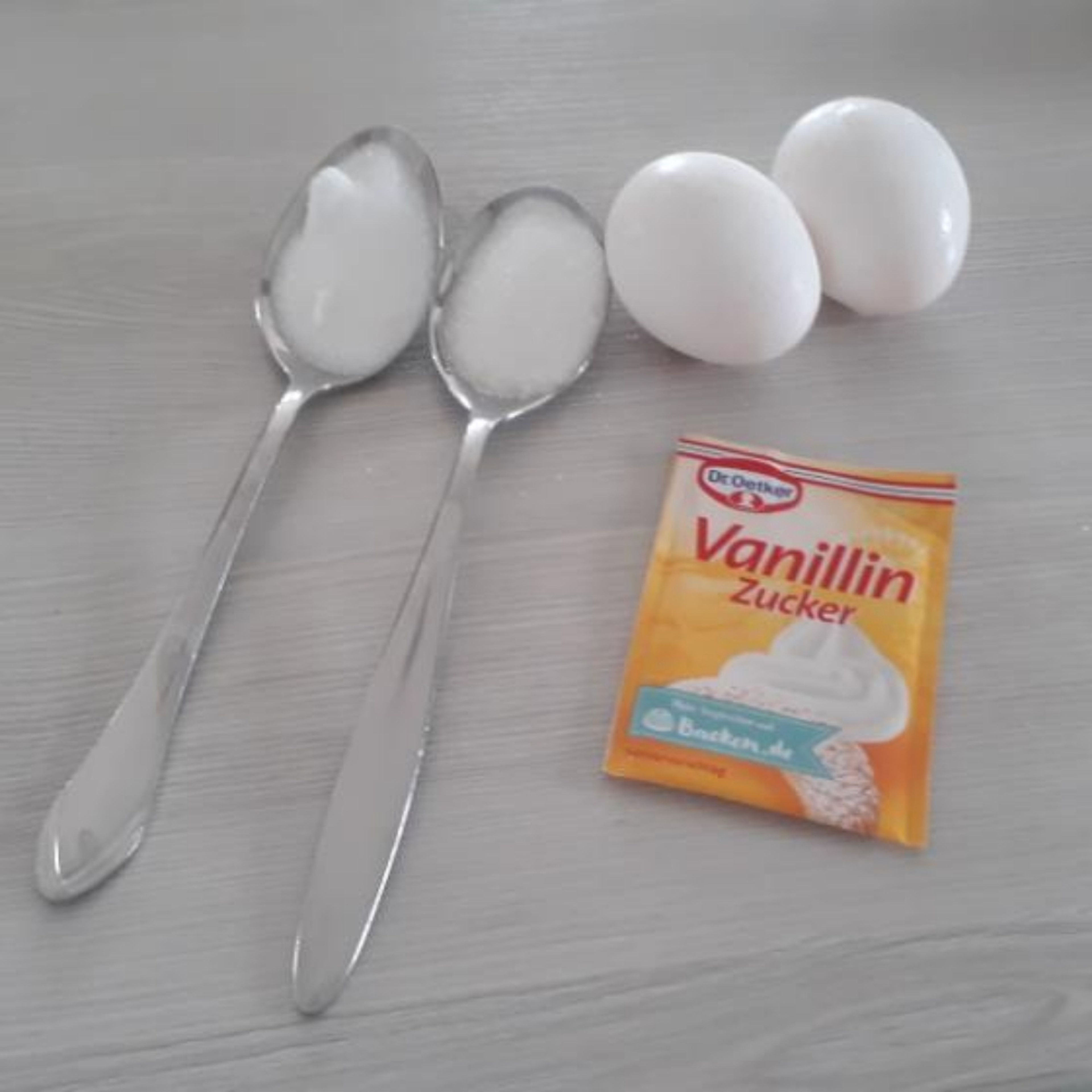 Zuerst füge ich die Eier den Zucker den Vanillezucker und das Salz zusammen. Jetzt rühre ich die Zutaten schaumig.