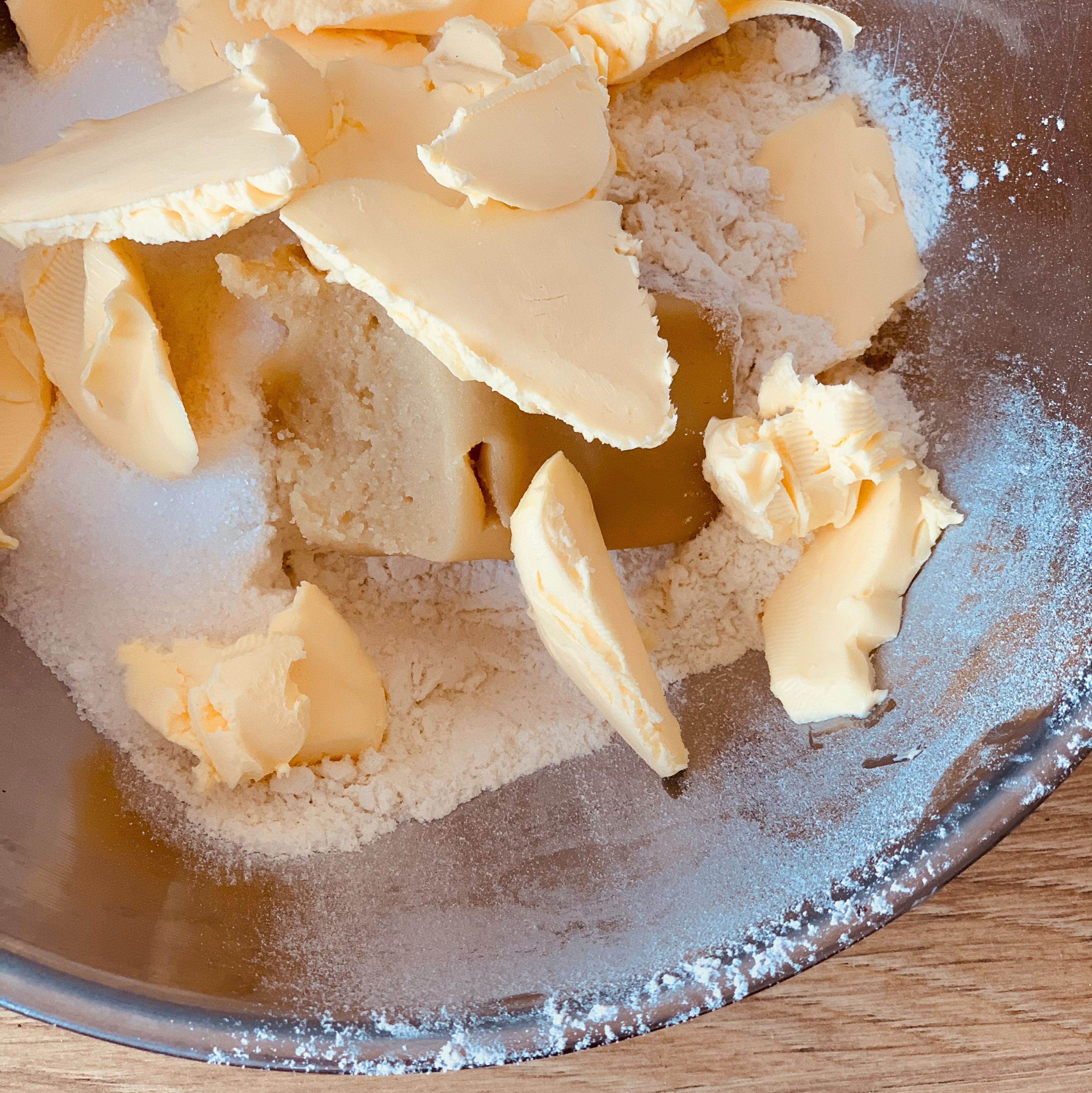 Für den Crumble Mehl, Marzipan-Rohmasse, Zucker und handwarme Butter in einer Schüssel vermengen, sodass eine Teigkugel entsteht.