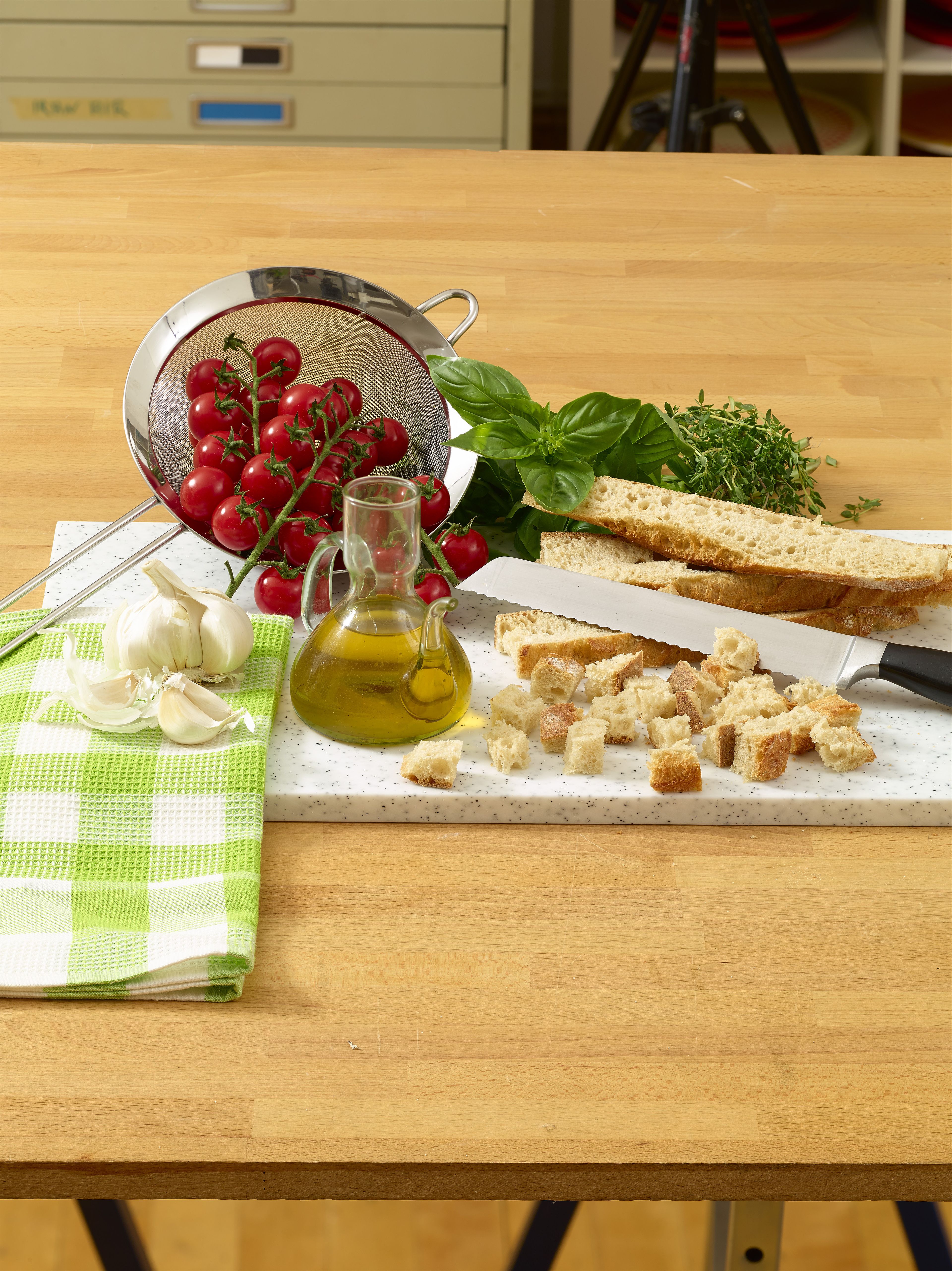 Brot in ca. 3 cm große Würfel schneiden. Olivenöl in einer Pfanne erhitzen und die Brotwürfel darin portionsweise goldbraun rösten.