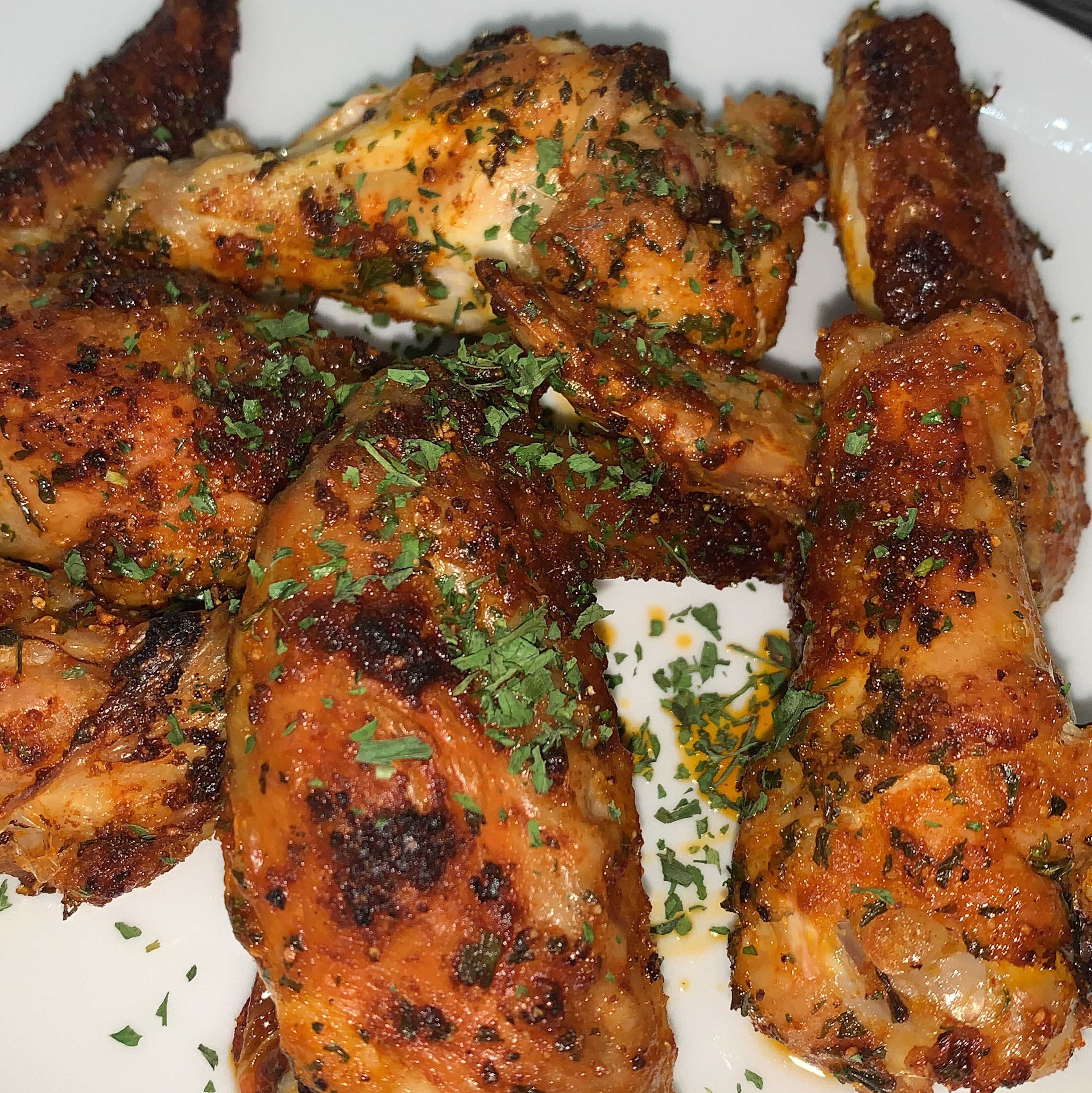 After around 40 minutes , your wings are ready! Throw some more parsley on top and you’re good to go!