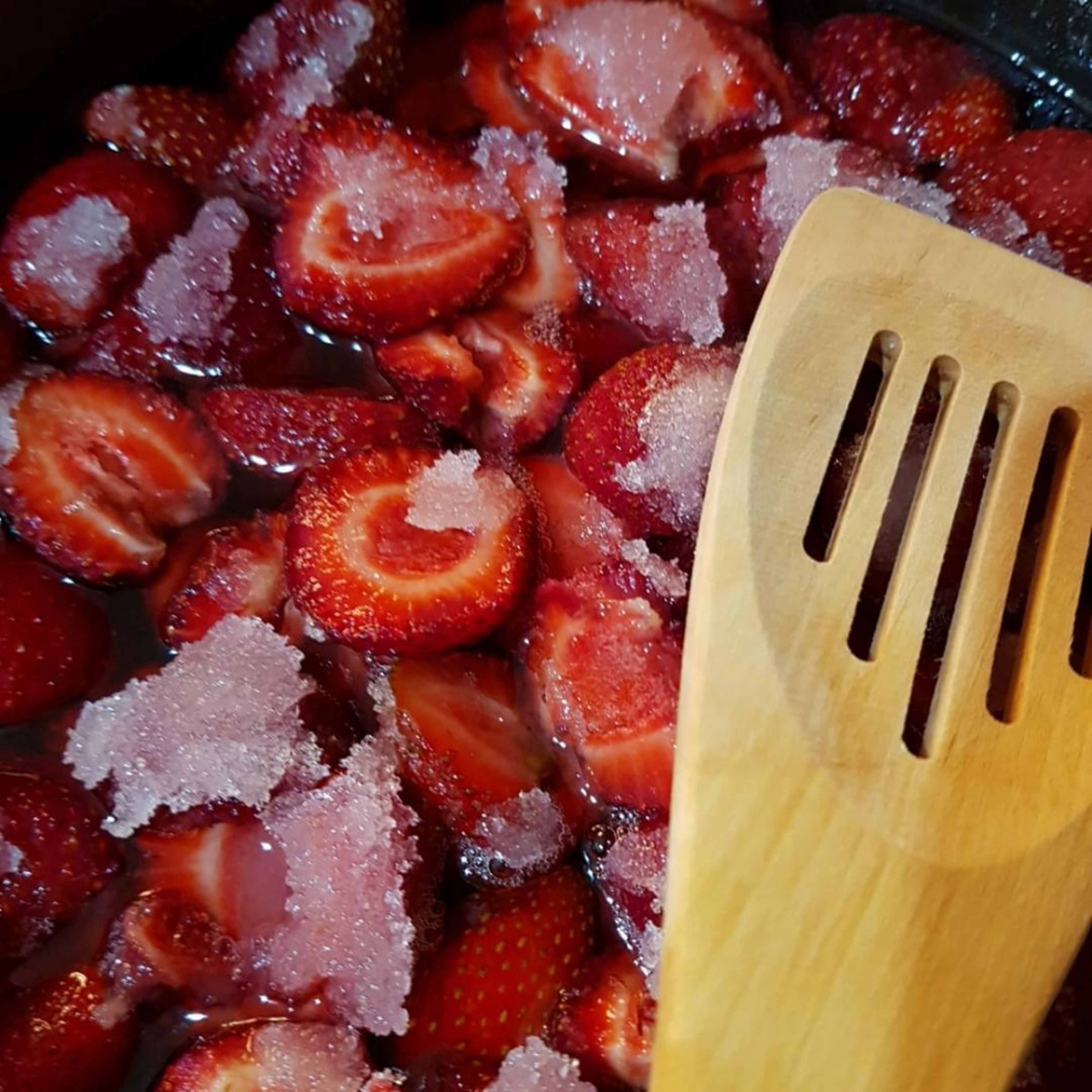 Cover chopped strawberries with the sugar, cover it and leave it in the fridge over the night.