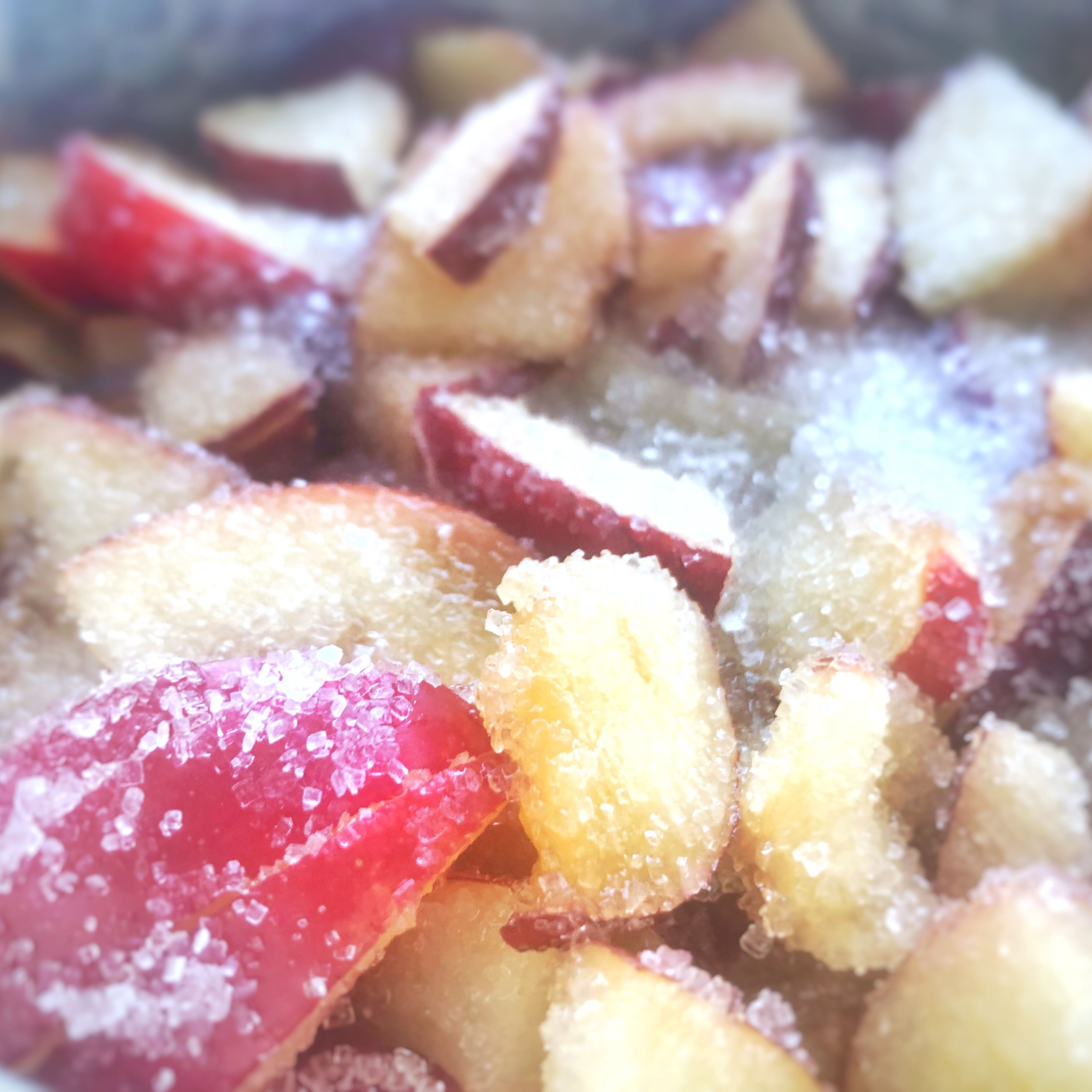 Pour all honey and sugar evenly over the plums and pickle the plums for about 30 minutes.