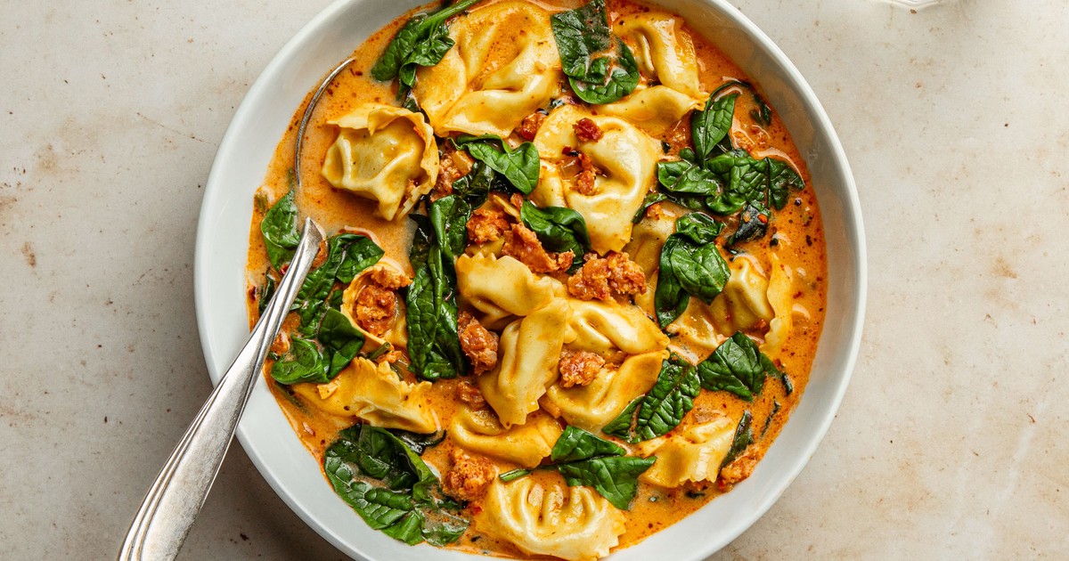 Cremige Tortellini-Suppe mit Salsiccia | Rezept | Kitchen Stories