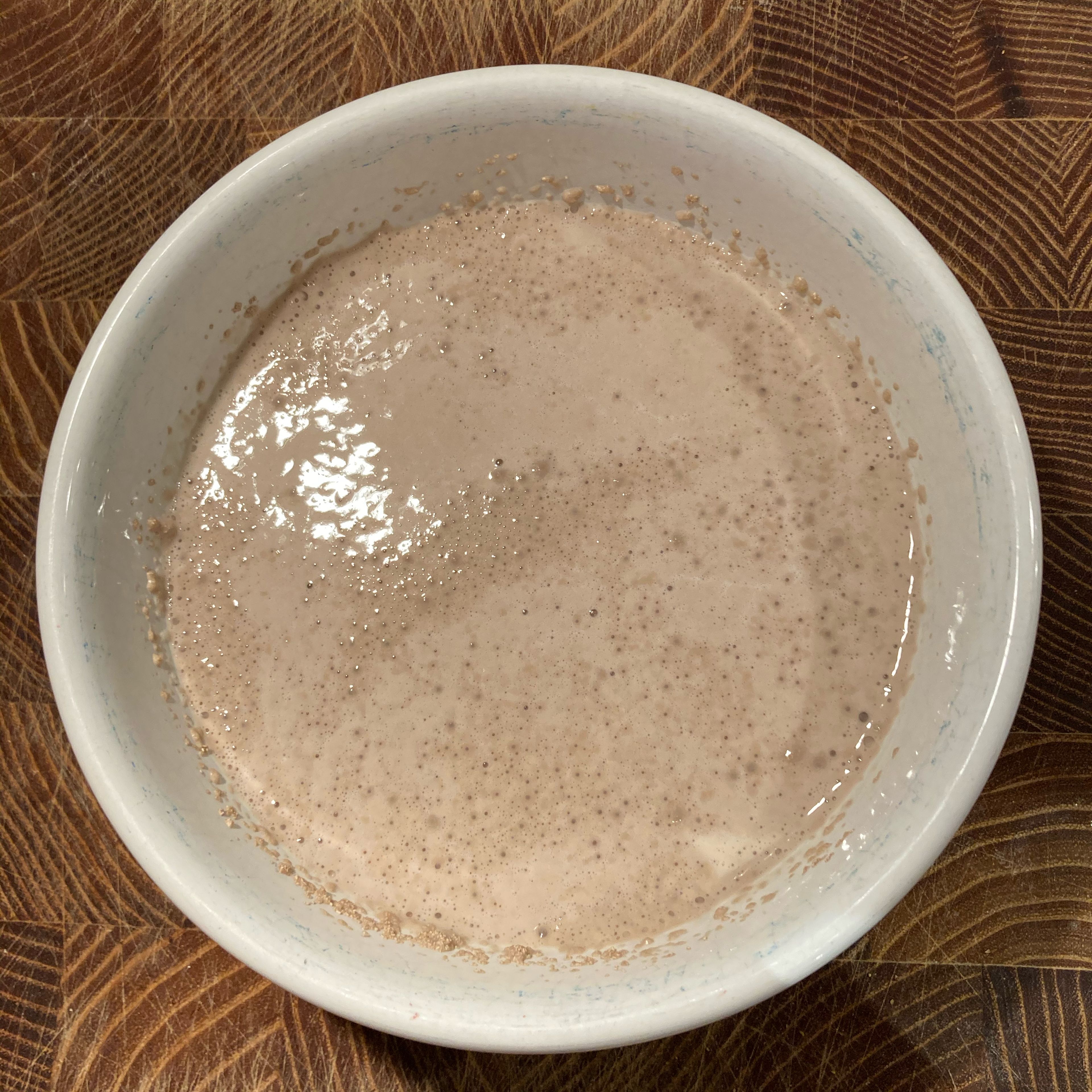 Die Hefe mit einer Prise Zucker in der Milch auflösen und danach so lange ruhen lassen bis sich Bläschen bilden.