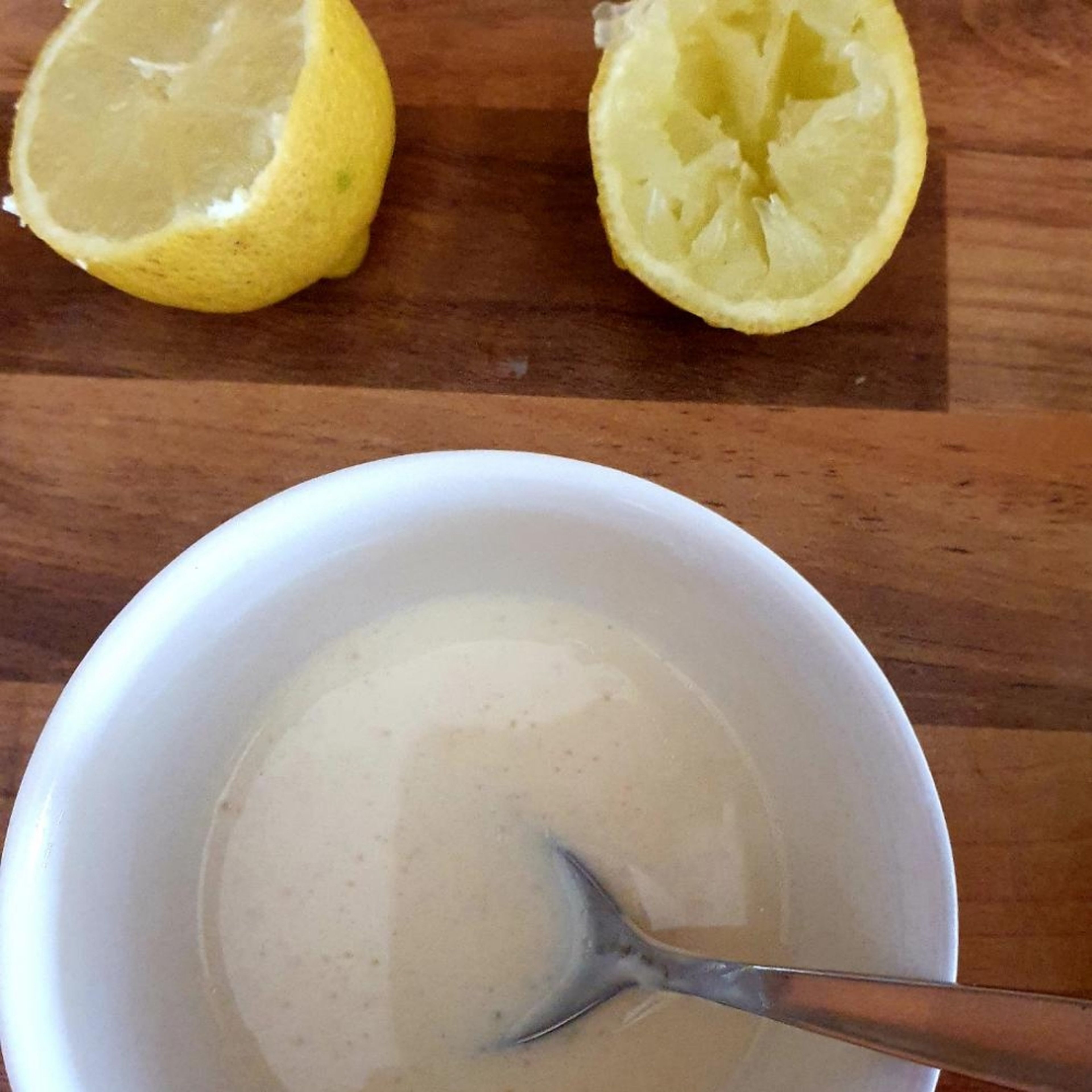 Die restlichen Zutaten zu einer Soße verarbeiten. Die Nudeln, Zucchini, Lauch, Tomaten, Fetakäse und Frühlingszwiebeln in eine große Schüssel geben und gut vermengen. Zum Schluss die Soße drüber gießen und gut unterrühren.