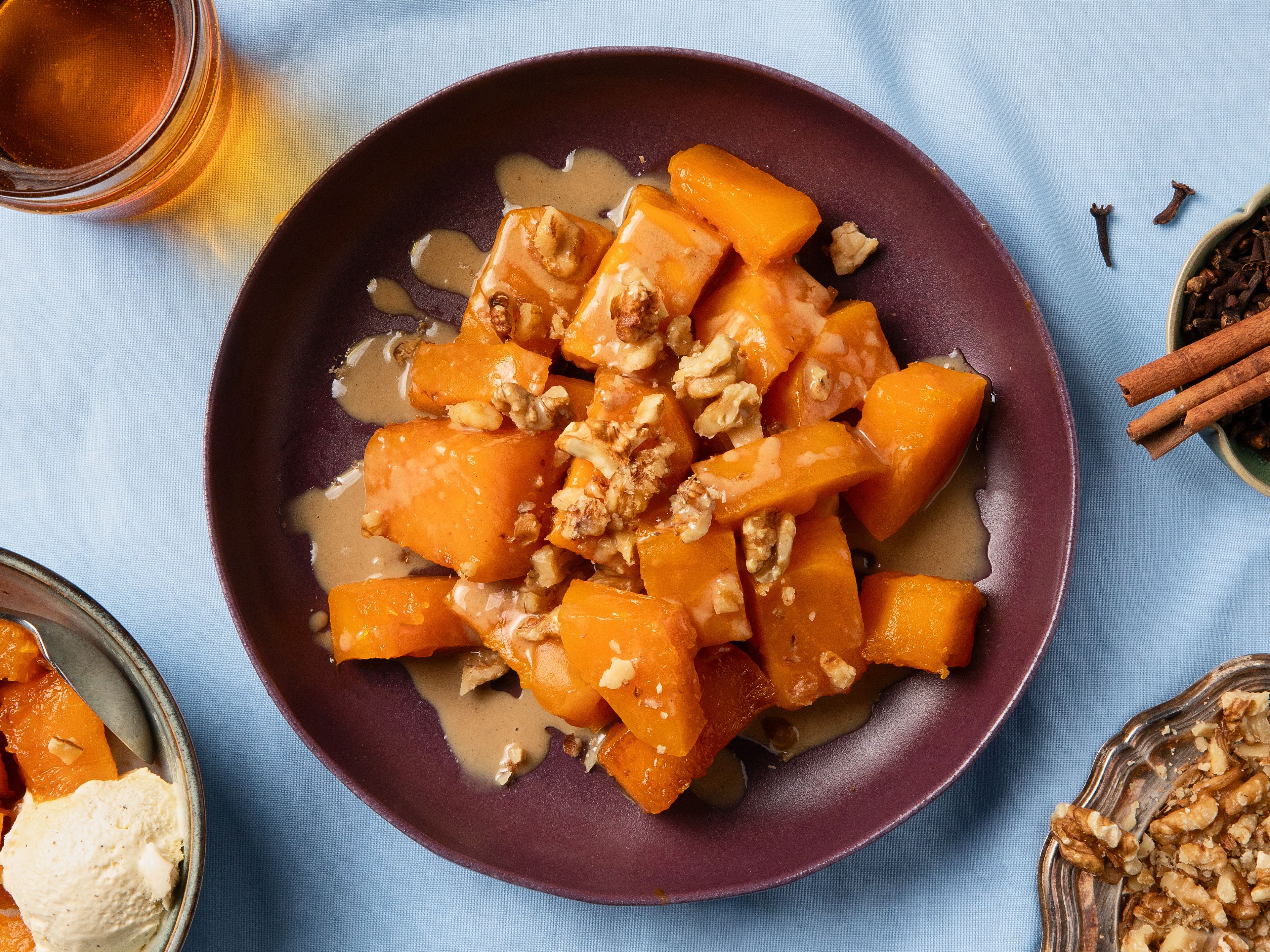 Türkisches Kürbis-Dessert mit Tahini und Walnüssen (Kabak tatlısı)