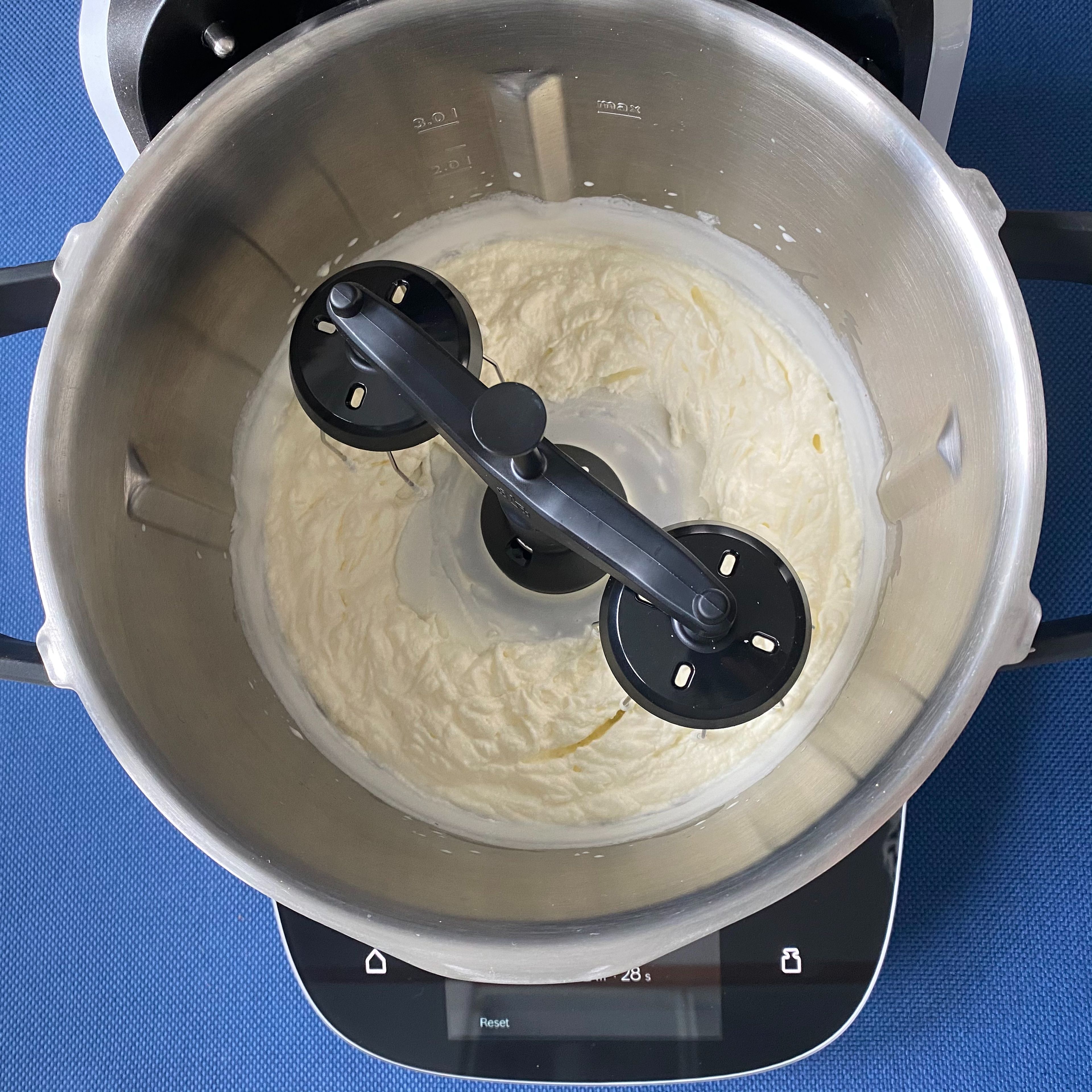 Den Cookit Zwillings-Rührbesen einsetzen. Die Schlagsahne in den Topf geben und bei geschlossenem Deckel mit eingesetztem Messbecher steif schlagen (Zwillings-Rührbesen | Stufe 4 | 2,5 Minuten).