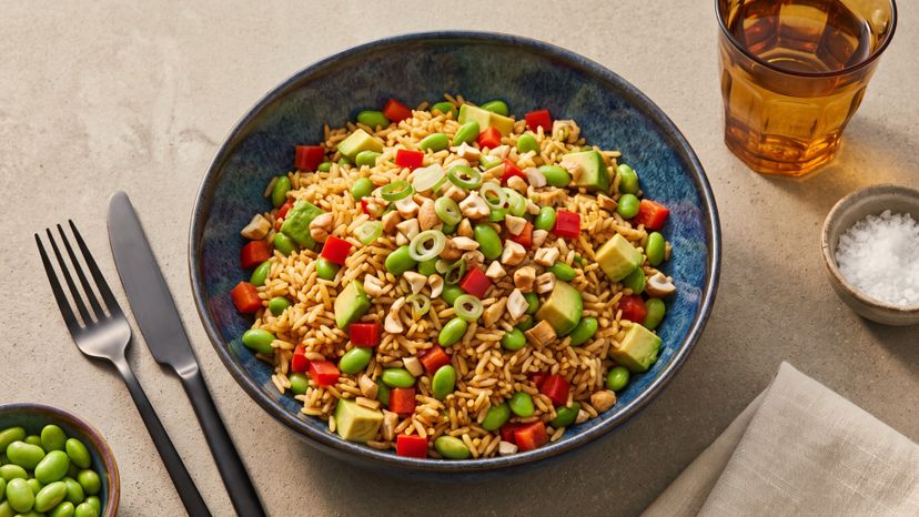 Knuspriger Reissalat mit Edamame: das perfekte Upgrade für Reis vom Vortag