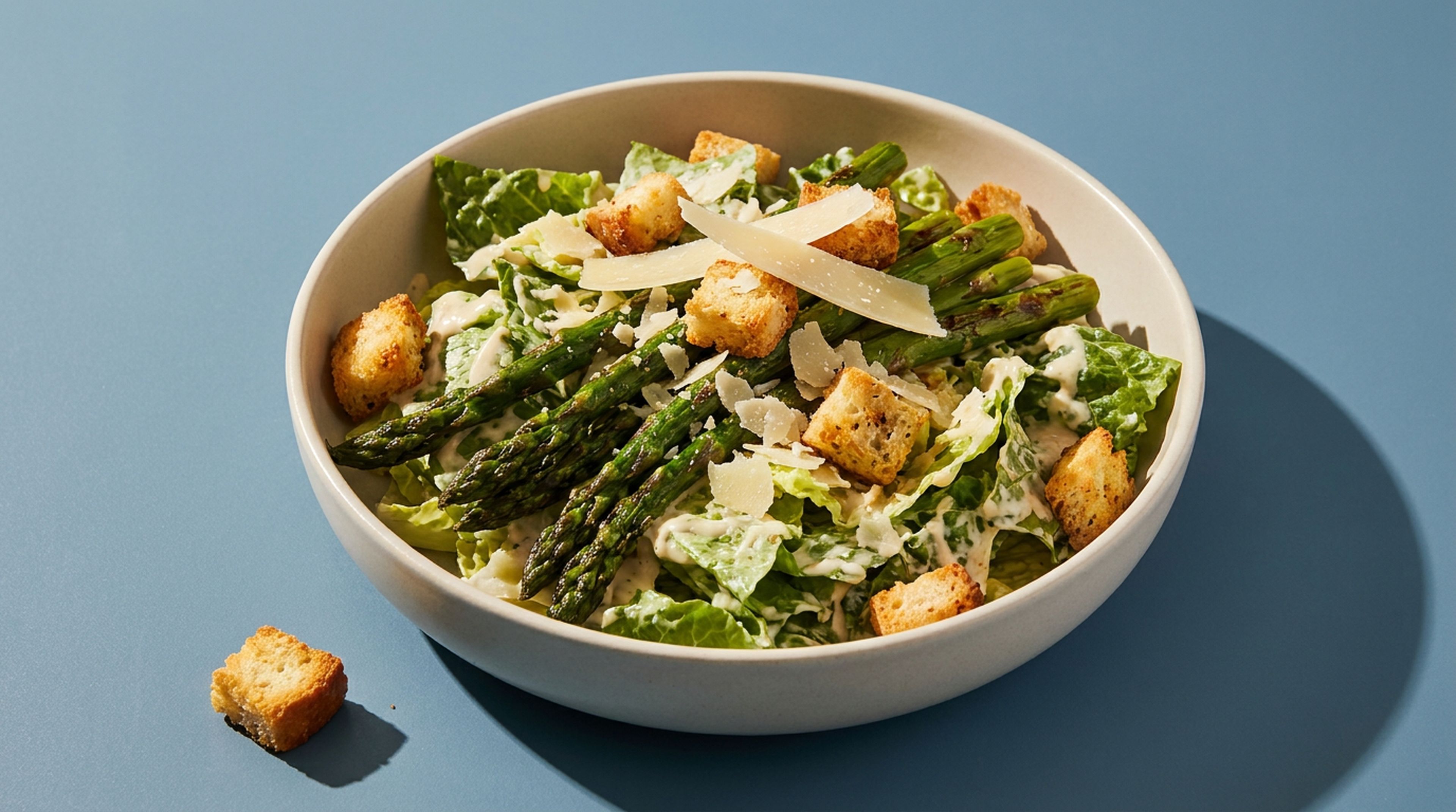 Frühlingshafter Caesar Salad mit gebratenem grünem Spargel