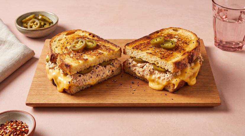 Scharfer Jalapeño-Tuna-Melt mit cremigem Käse, lerne eine amerikanische Ikone kennen