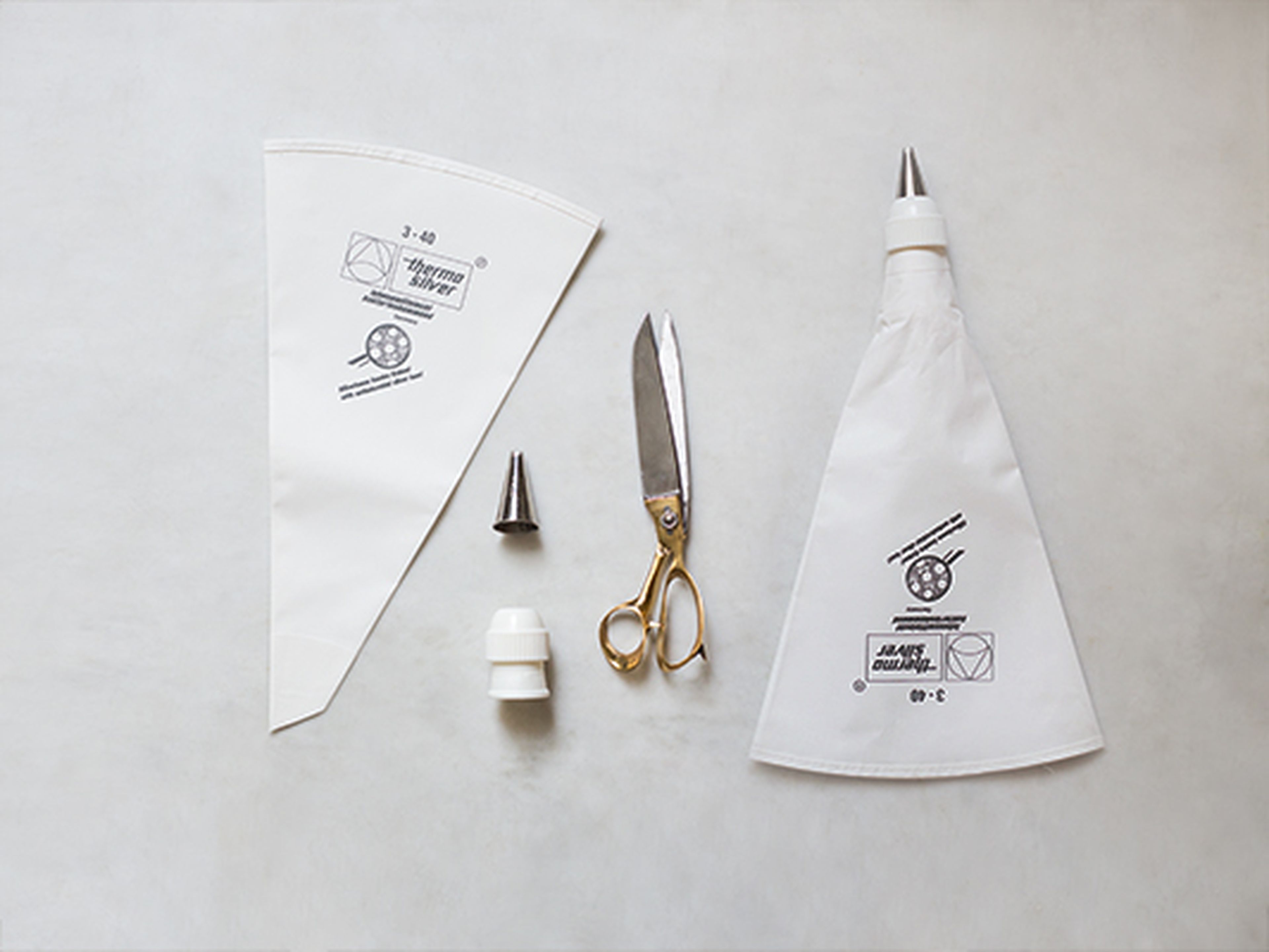 How to assemble a piping bag